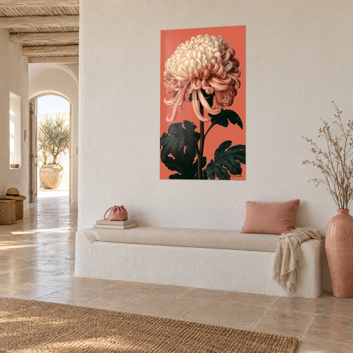 Quadro fiore autunnale crema e rosa salmone, foglie verde scuro, appeso vicino a una panca bianca, casa mediterranea