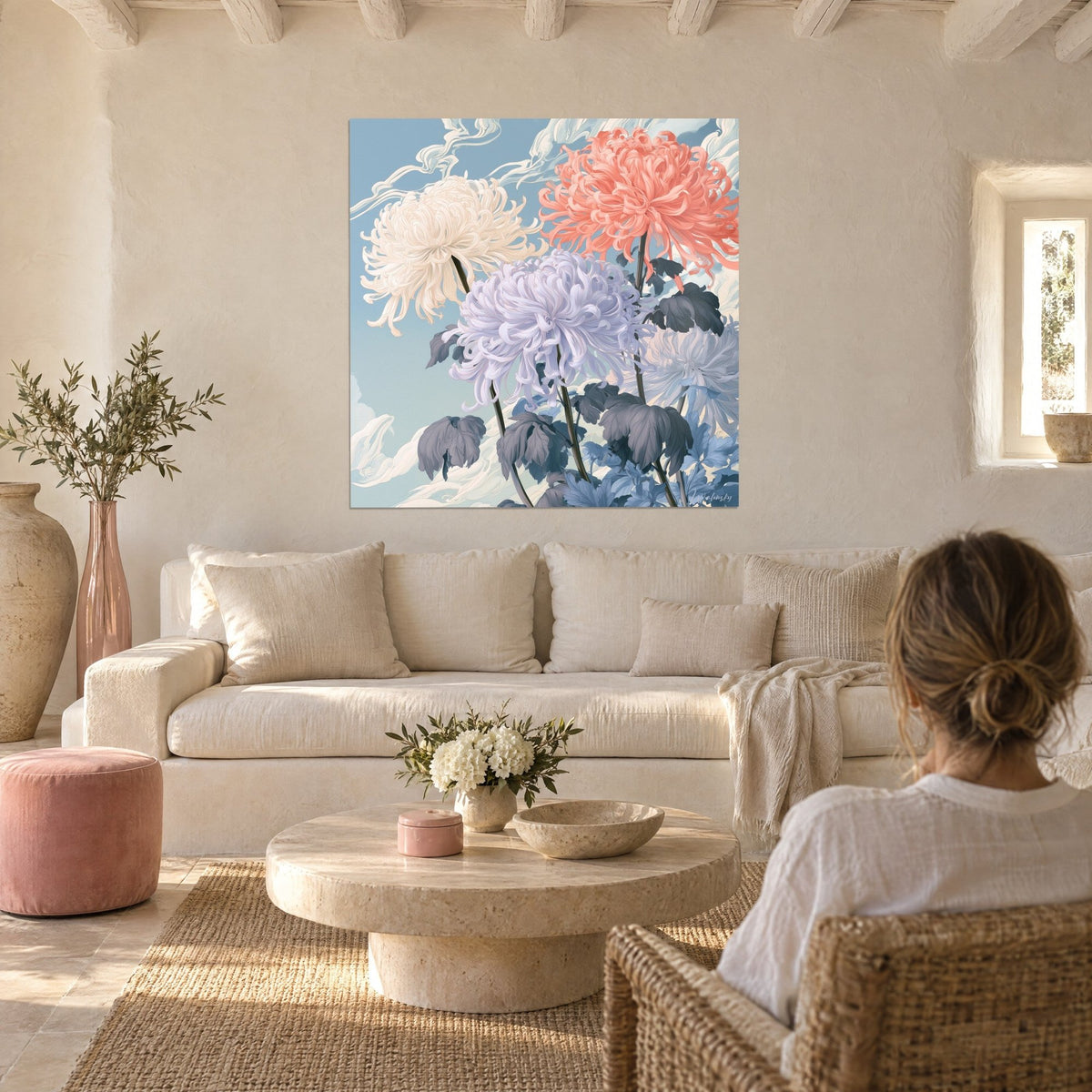 Quadro crisantemi dai petali filiformi in lavanda, corallo e crema su cielo azzurro, sopra un divano in un soggiorno luminoso