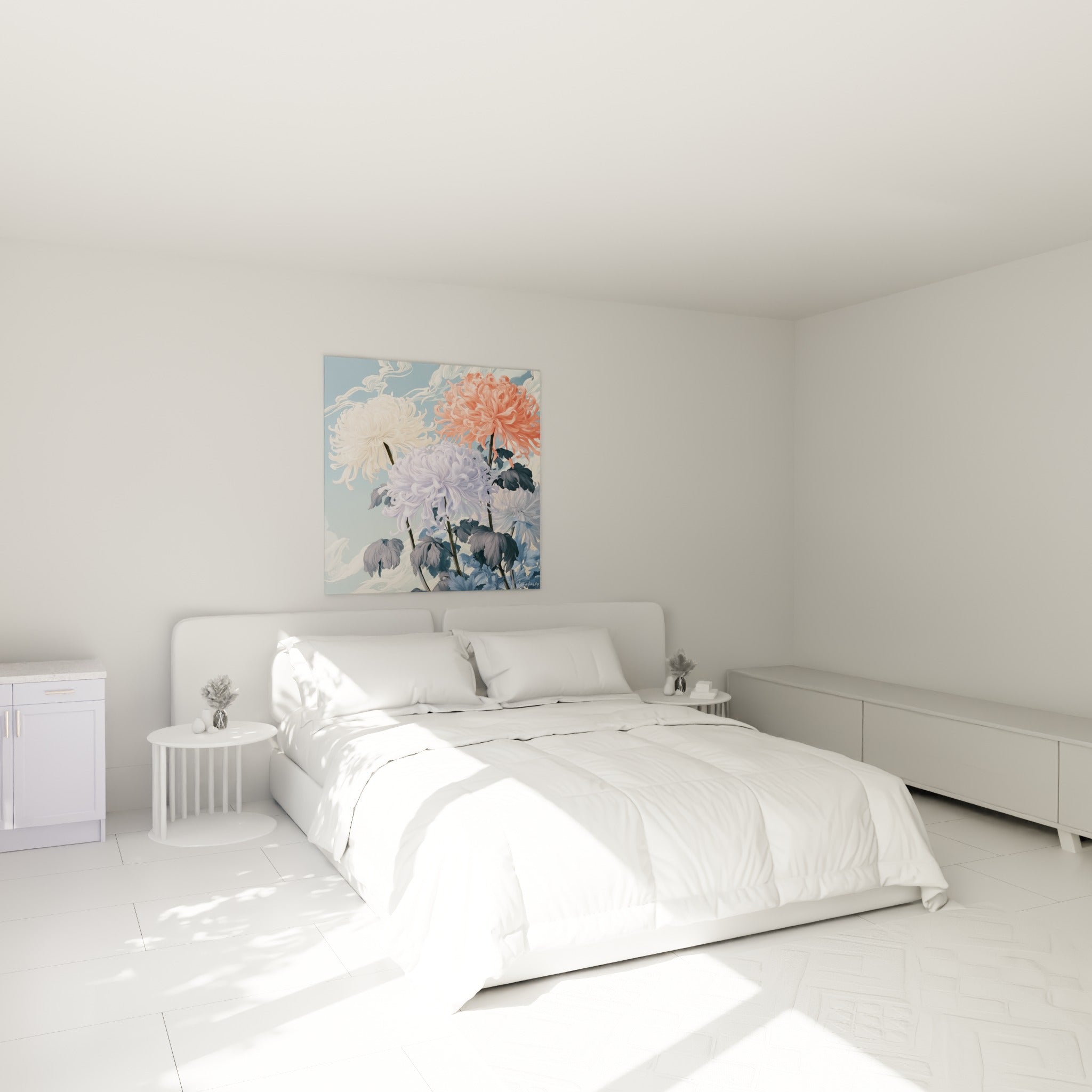 Fleurs de chrysanthème lavande et corail aux tiges élancées, accrochées au-dessus d'un lit dans une chambre claire