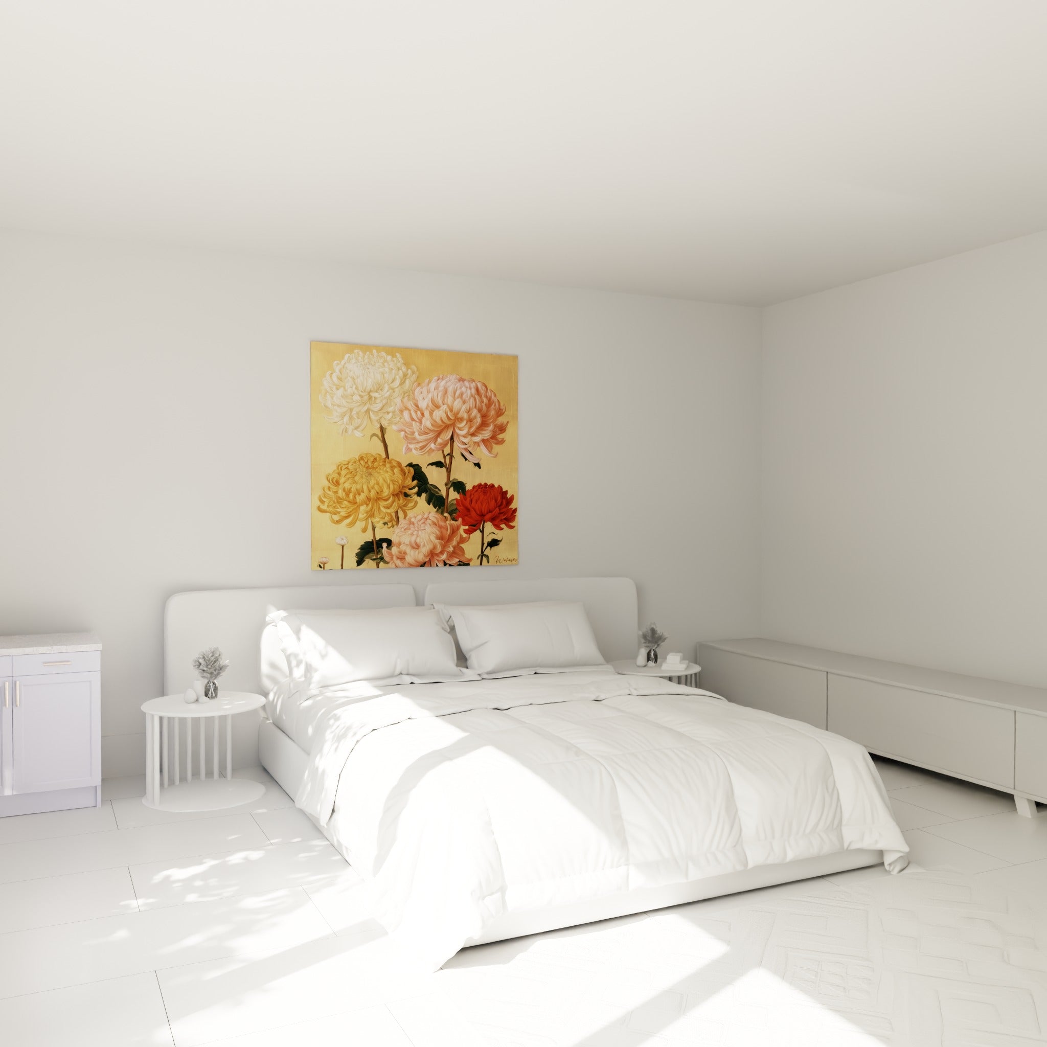 Bouquet de chrysanthèmes jaune et pêche accroché au-dessus d'un lit dans une chambre claire
