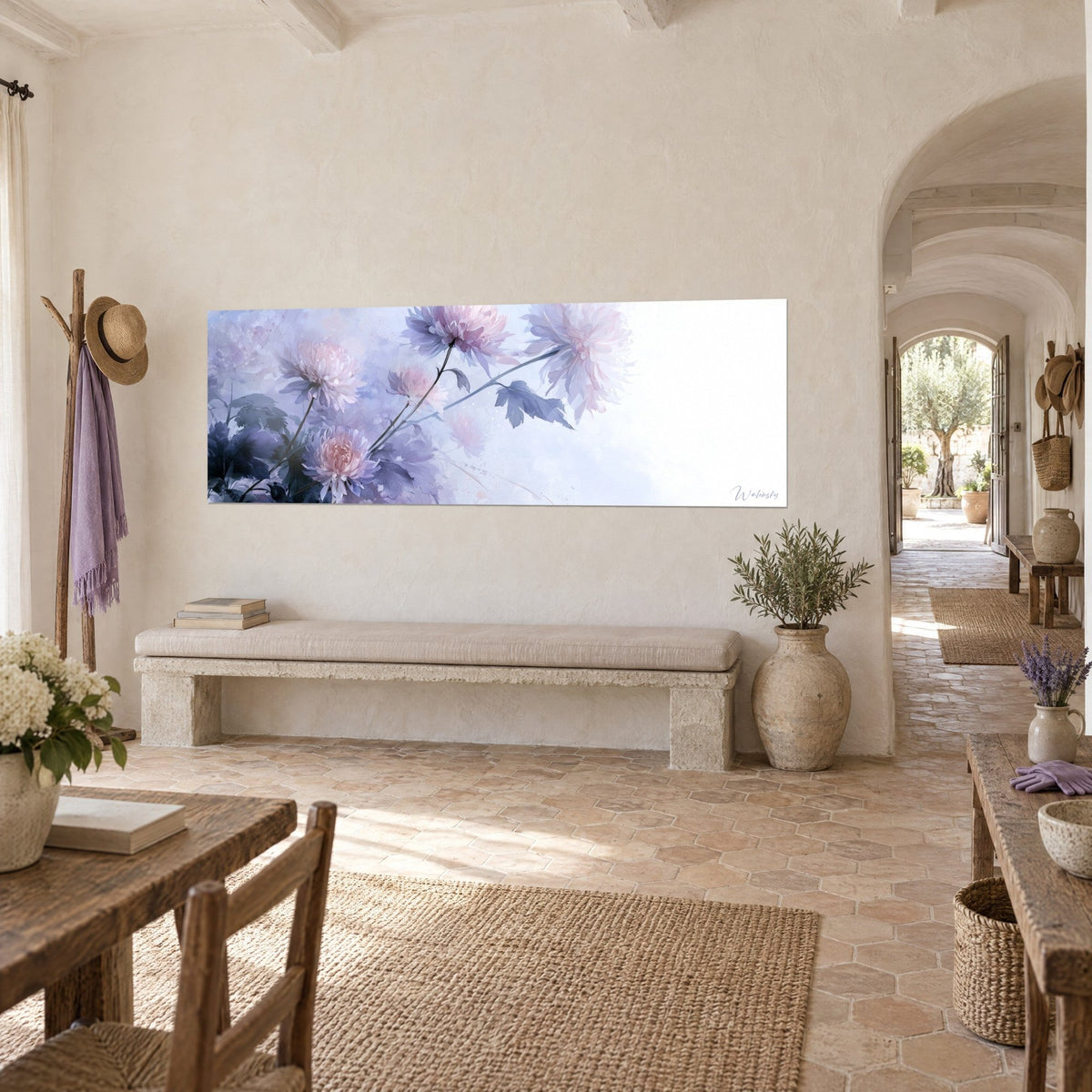 Cuadro flores pompón rosa pálido de tallos oscuros, fondo lavanda que se difumina en blanco, sobre una pared de masía junto a un banco de piedra