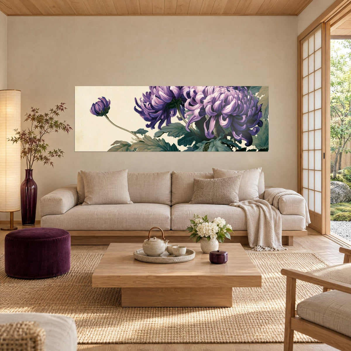 Tableau chrysanthème aux pétales lilas tourbillonnants et bouton penché sur fond crème, au-dessus d'un canapé dans un salon lumineux