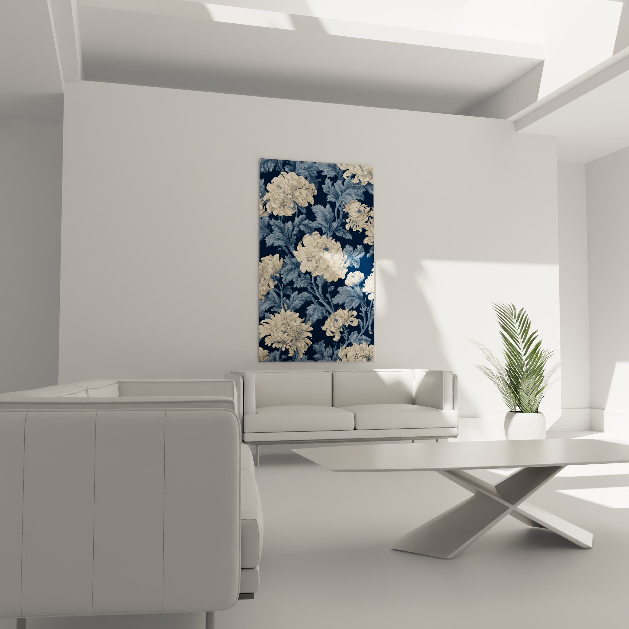 Motif floral chrysanthème bleu marine et ivoire disposé au-dessus d'un canapé dans un salon lumineux