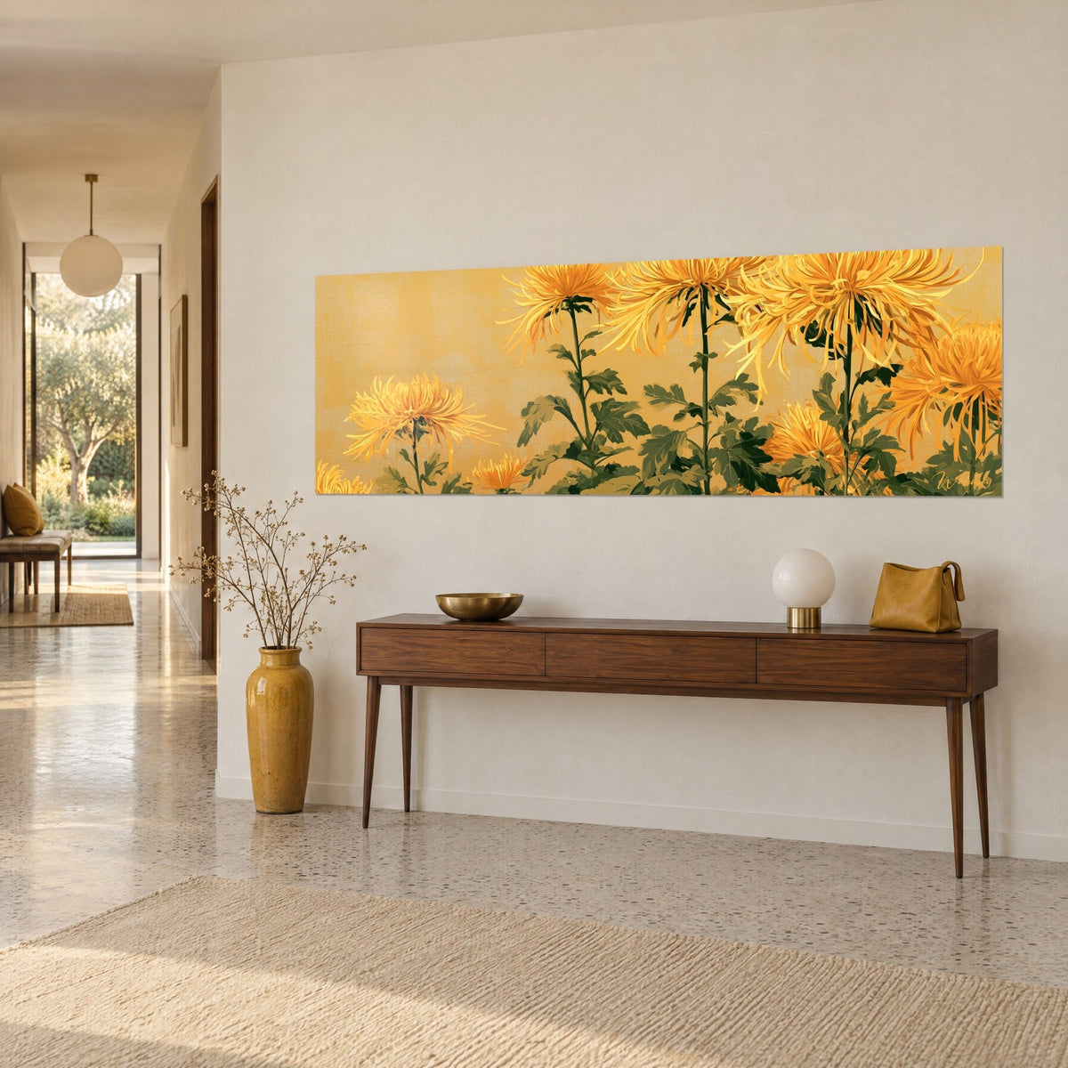 Tableau fleurs d'automne jaune safran sur tiges vert olive, longue bande panoramique, console en bois et vase ocre au pied du mur