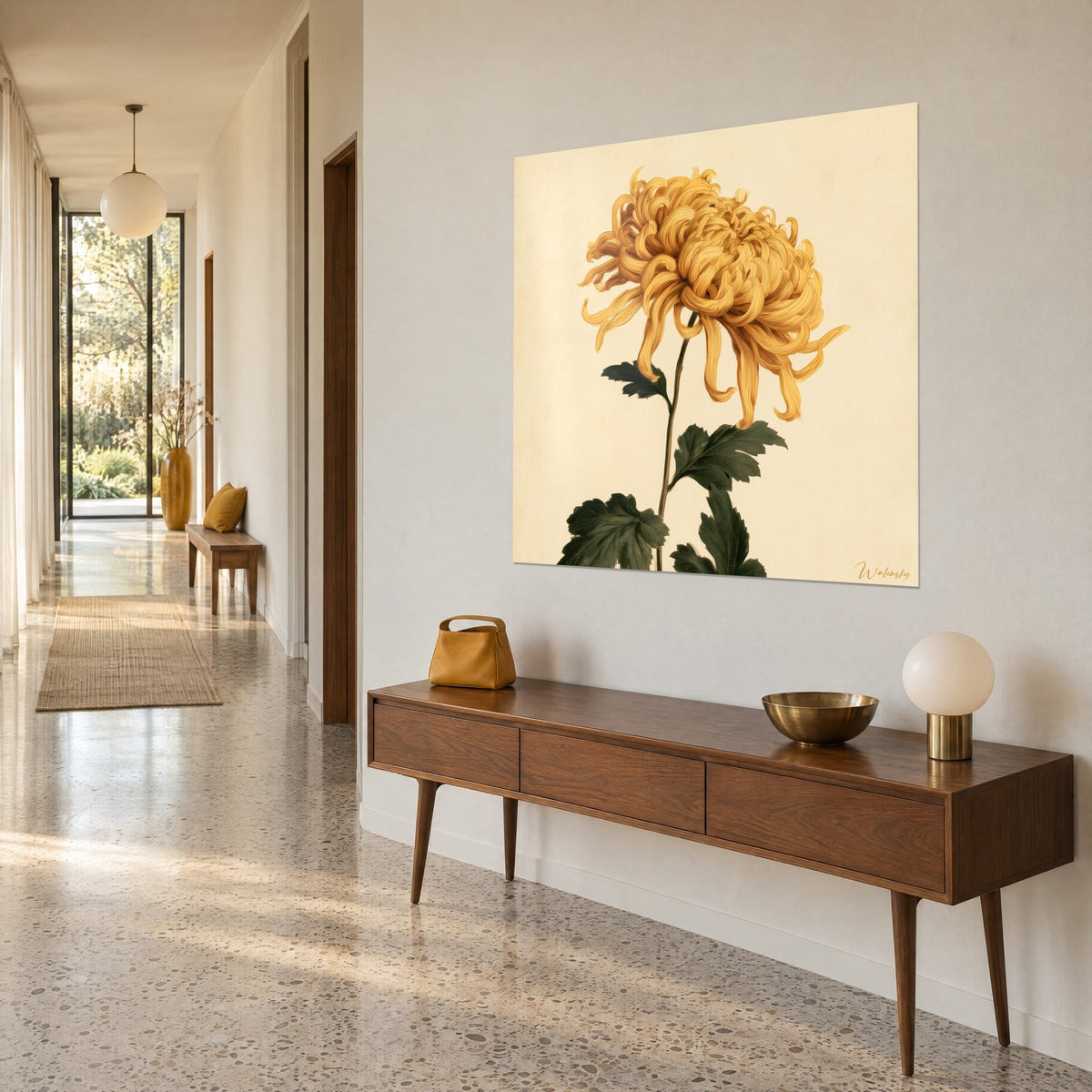 Cuadro flor de otoño amarillo azafrán de pétalos largos enroscados, tallo fino y hojas verdes, fondo marfil, pasillo moderno