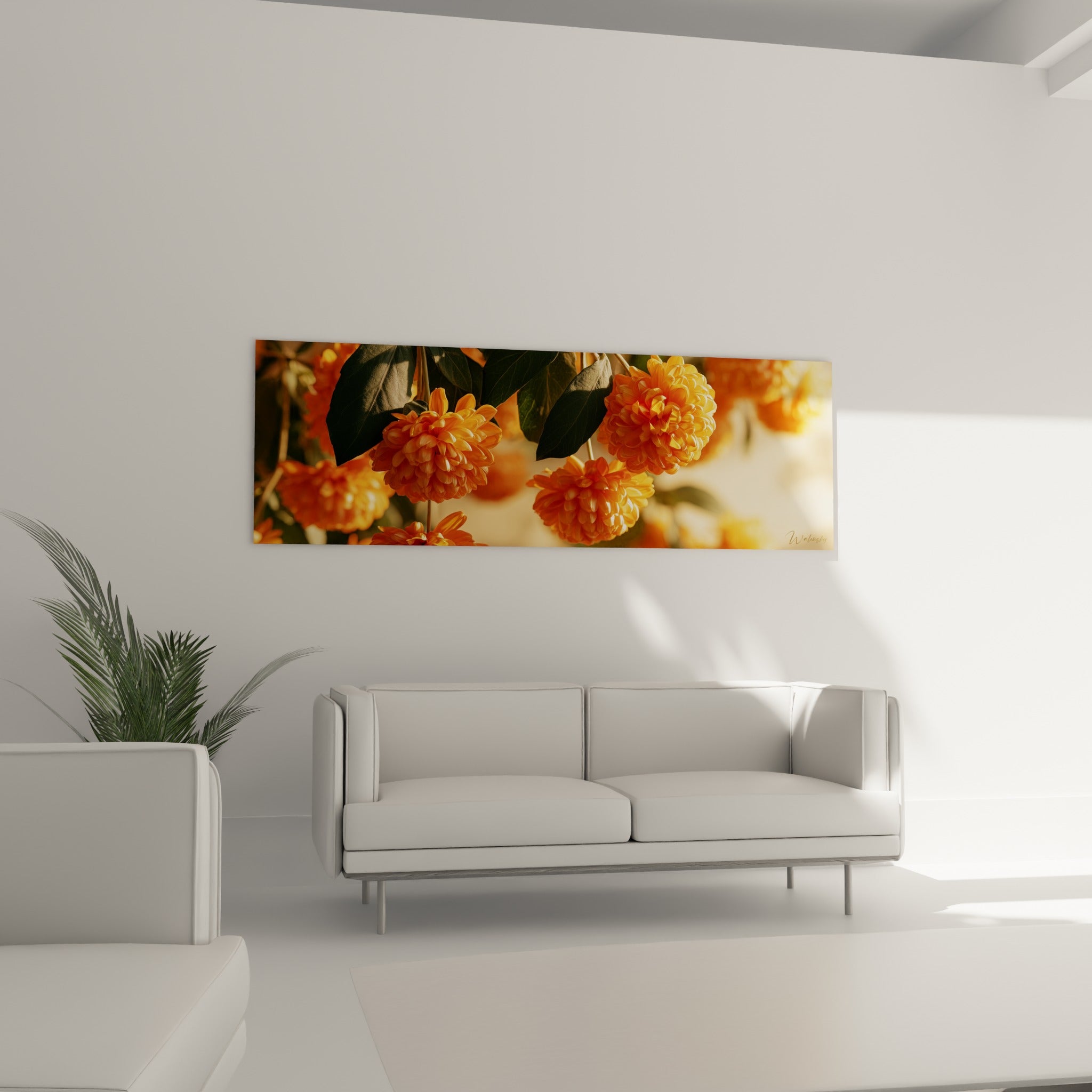 Grappe de chrysanthèmes orange lumineux, au-dessus d'un canapé dans un salon lumineux