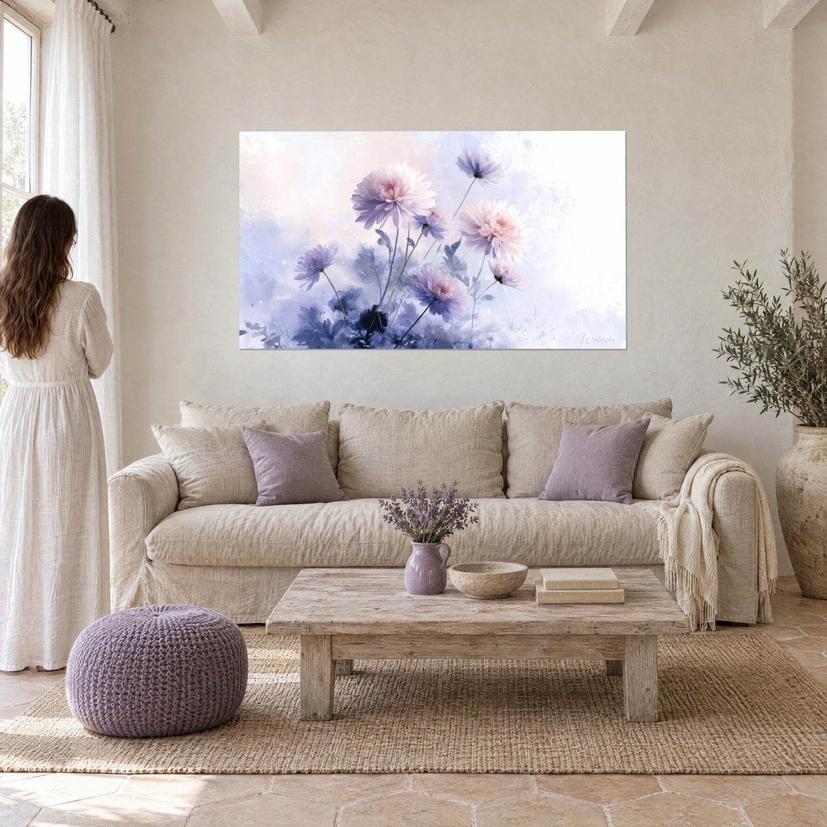 Tableau bouquet de chrysanthèmes roses et lavande dans la brume, une femme de dos, au-dessus d'un canapé dans un salon lumineux