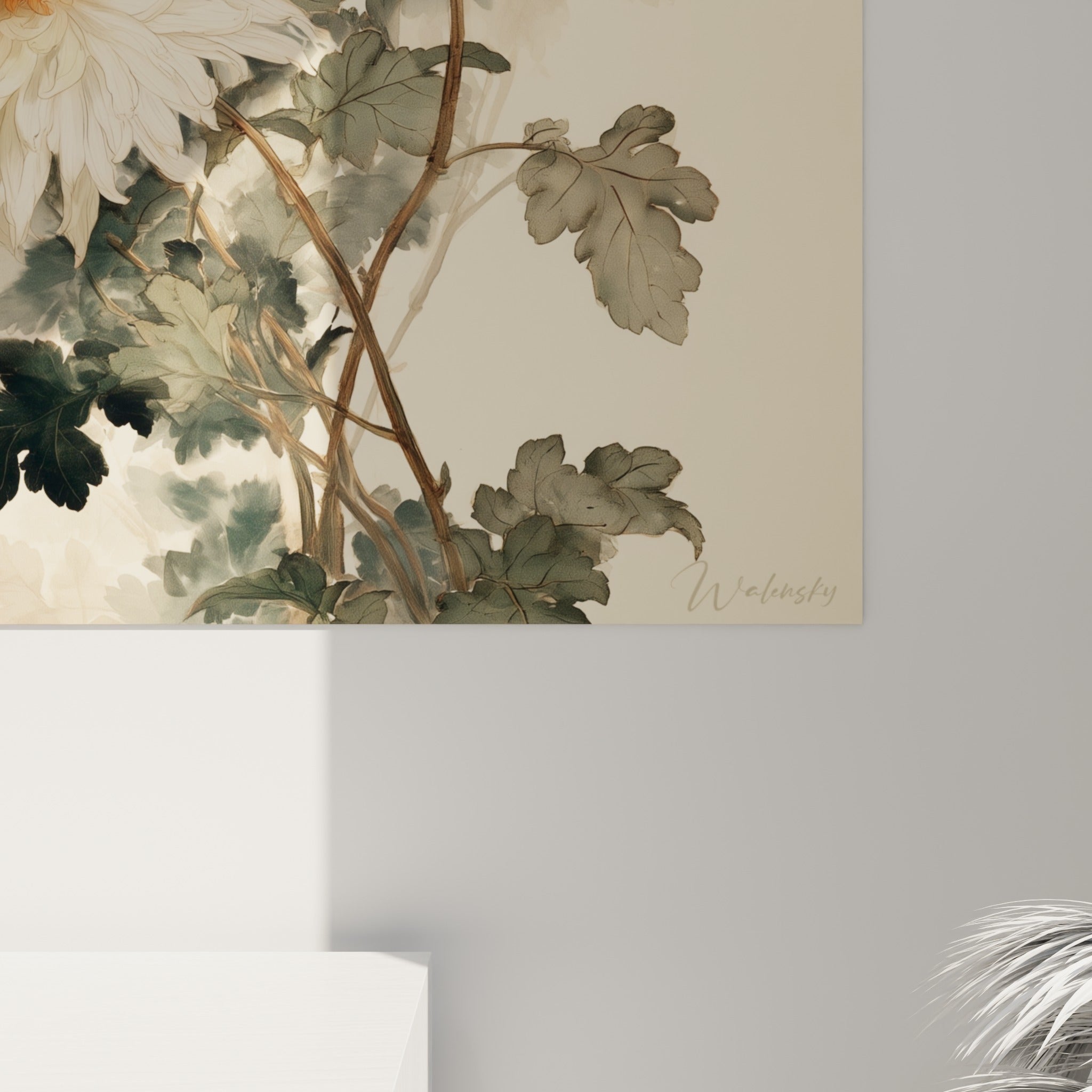 Pétales fins du chrysanthème corail et grain aquarelle visible, touches de vert anthracite se mêlant au fond crème