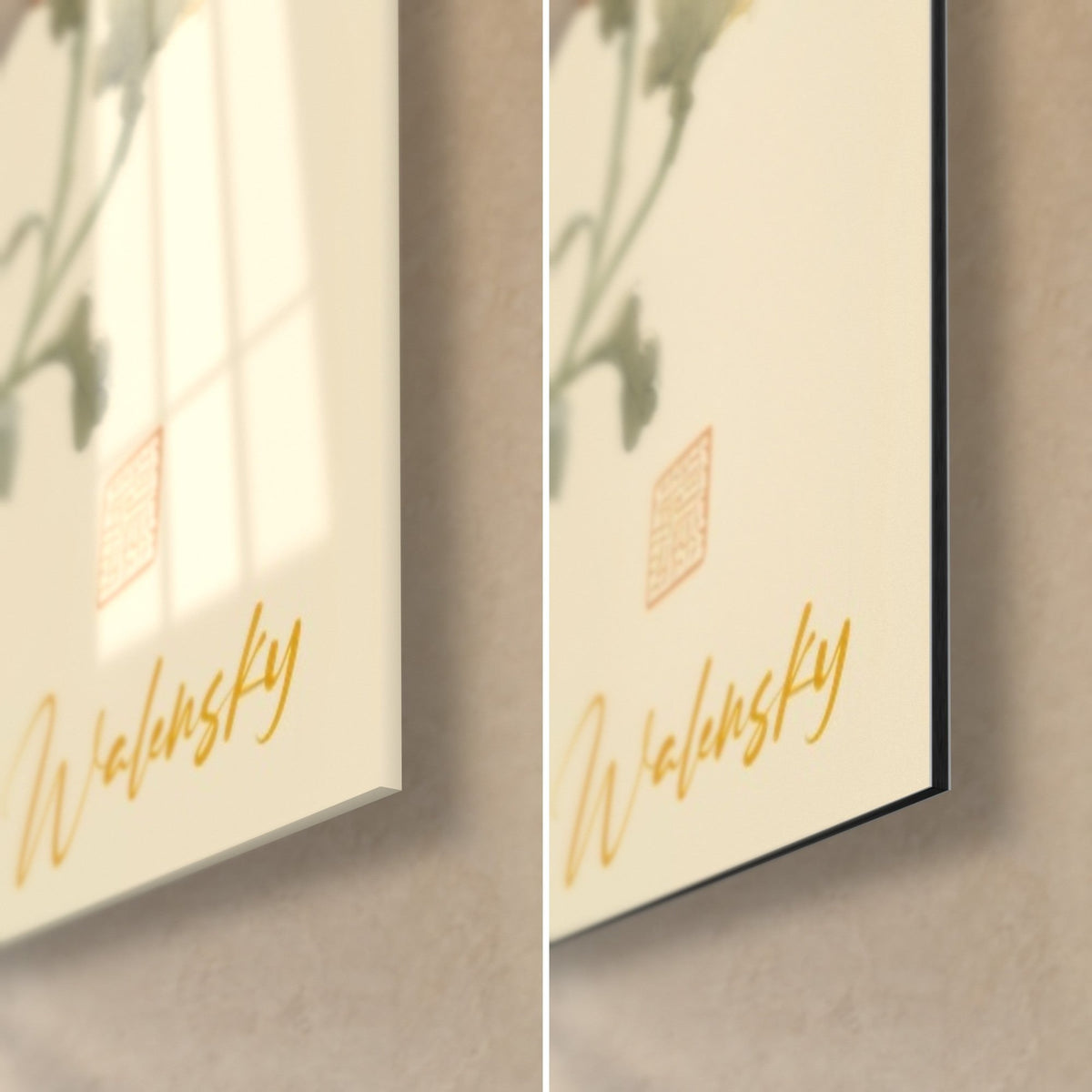 Tableau chrysanthèmes ivoire sur fond crème, coin bas droit : verre brillant à gauche, alu Dibond noir mat à droite, signature dorée