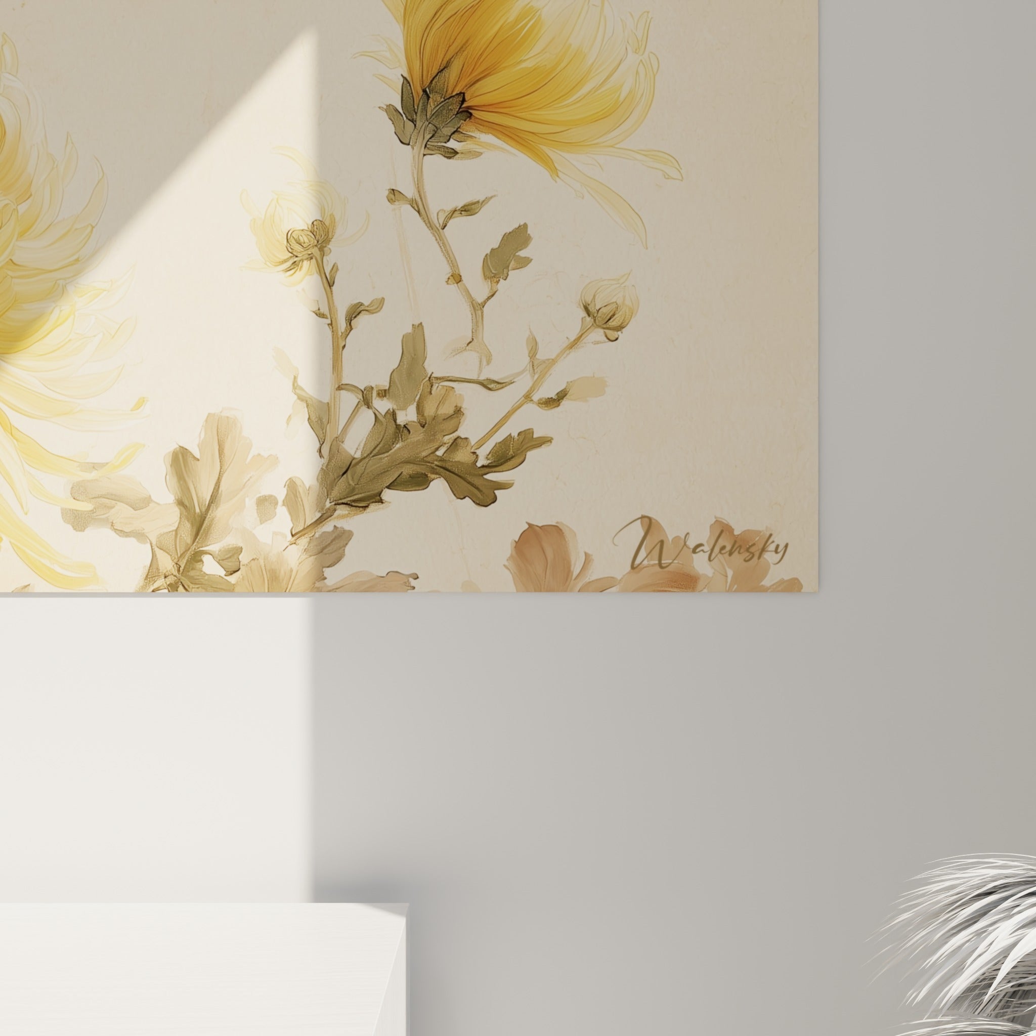 Pétales de chrysanthème jaune ambré aux touches blanchies, grain fin et coulures d'aquarelle visibles de près