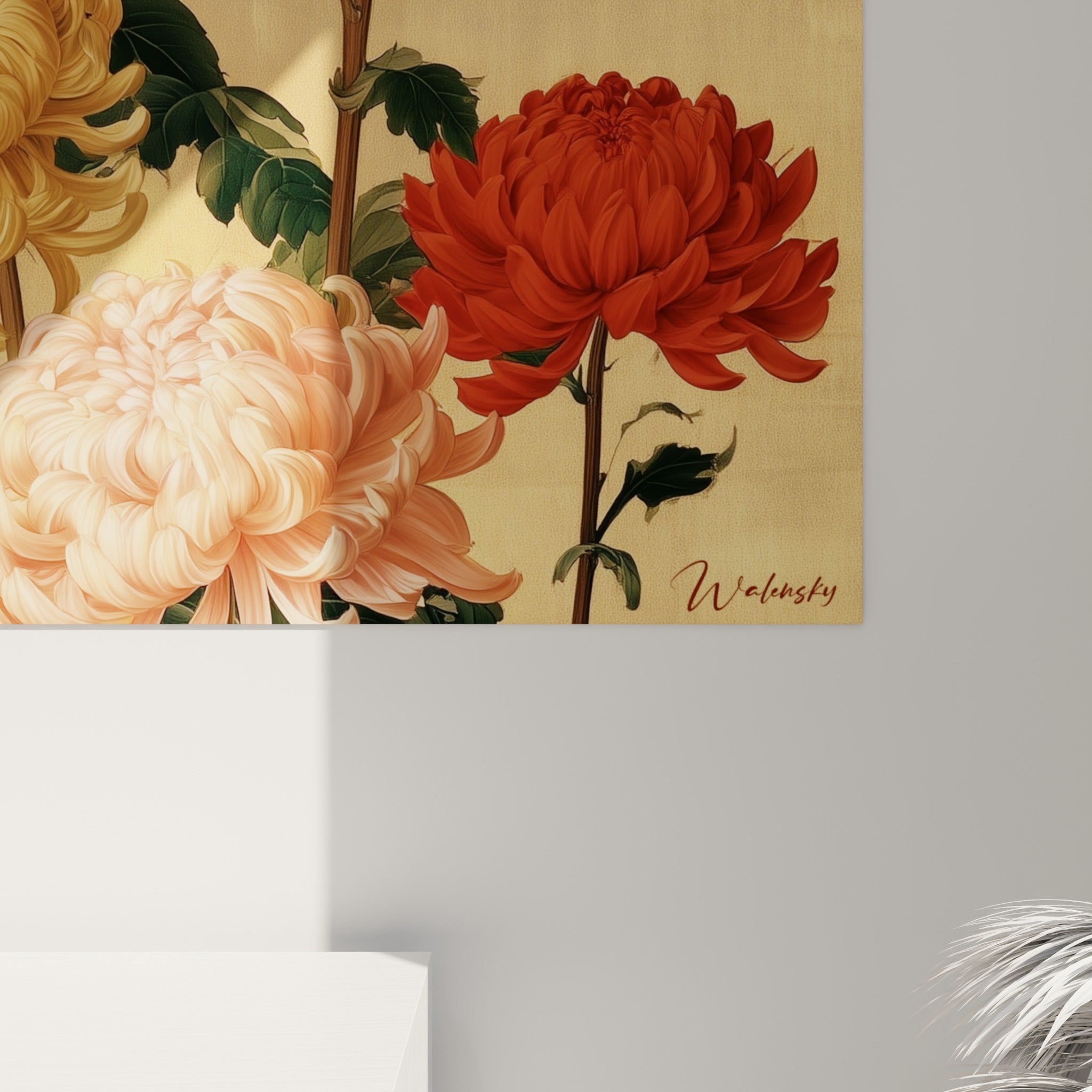 Pétales de chrysanthème ivoire et corail révélant la finesse du grain et des touches dorées