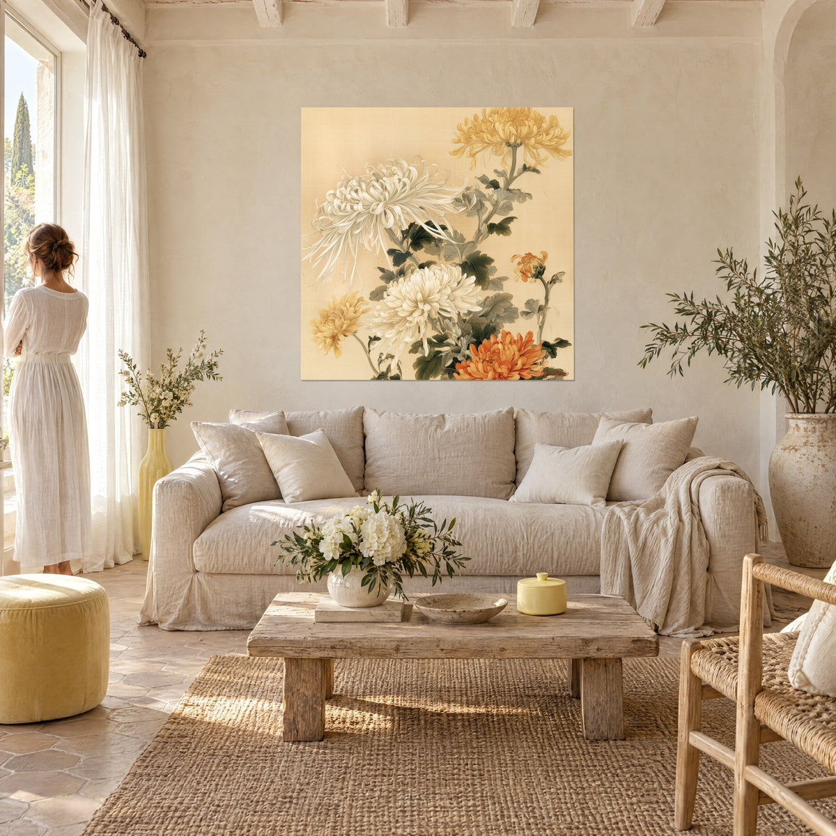 Cuadro de crisantemo blanco de pétalos afilados y flor dorada sobre fondo beige, visto de espaldas, encima de un sofá en un salón luminoso