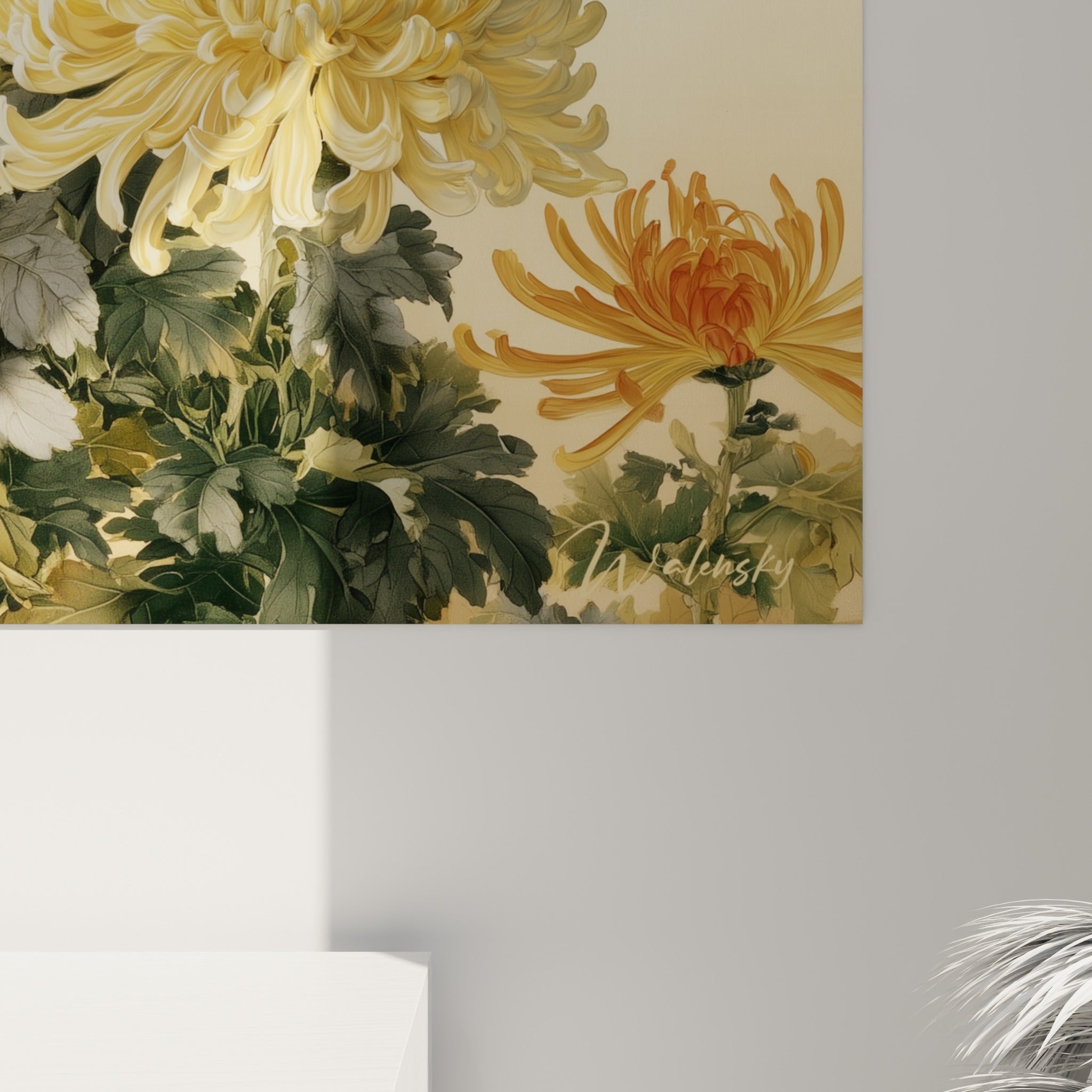 Pétales effilés blancs et corolles orangées du chrysanthème, grain fin et nuances ocre rapprochées