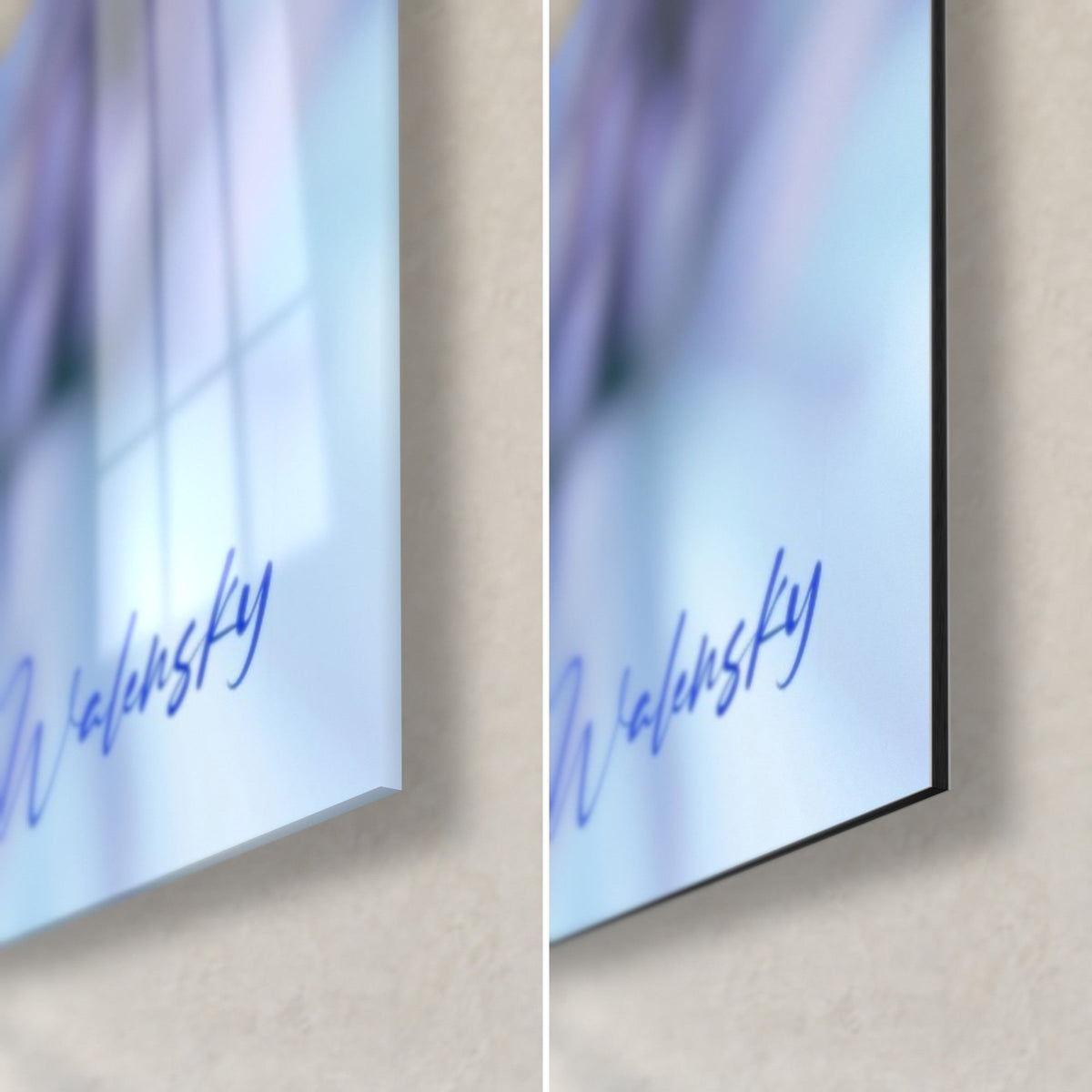Cuadro crisantemo azul cielo y lavanda, esquina inferior derecha, cristal acrílico brillante y aluminio Dibond negro mate, firma Walensky