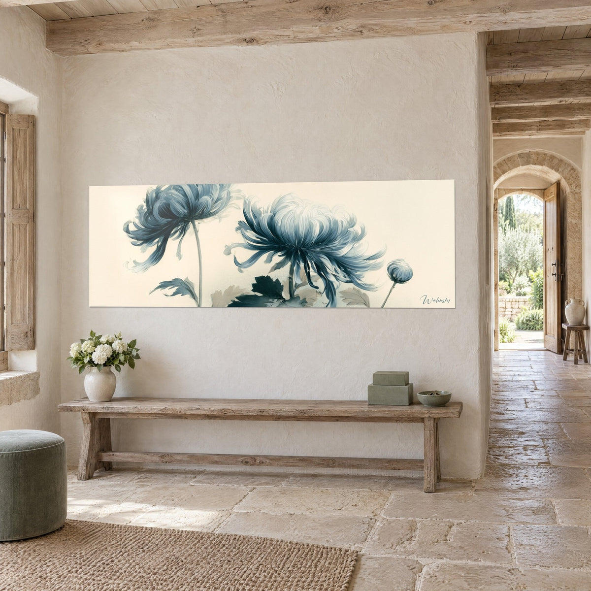 Cuadro flores de otoño de pétalos filiformes azul acero y crema, capullo cerrado a la derecha, muro de piedra y banco de madera