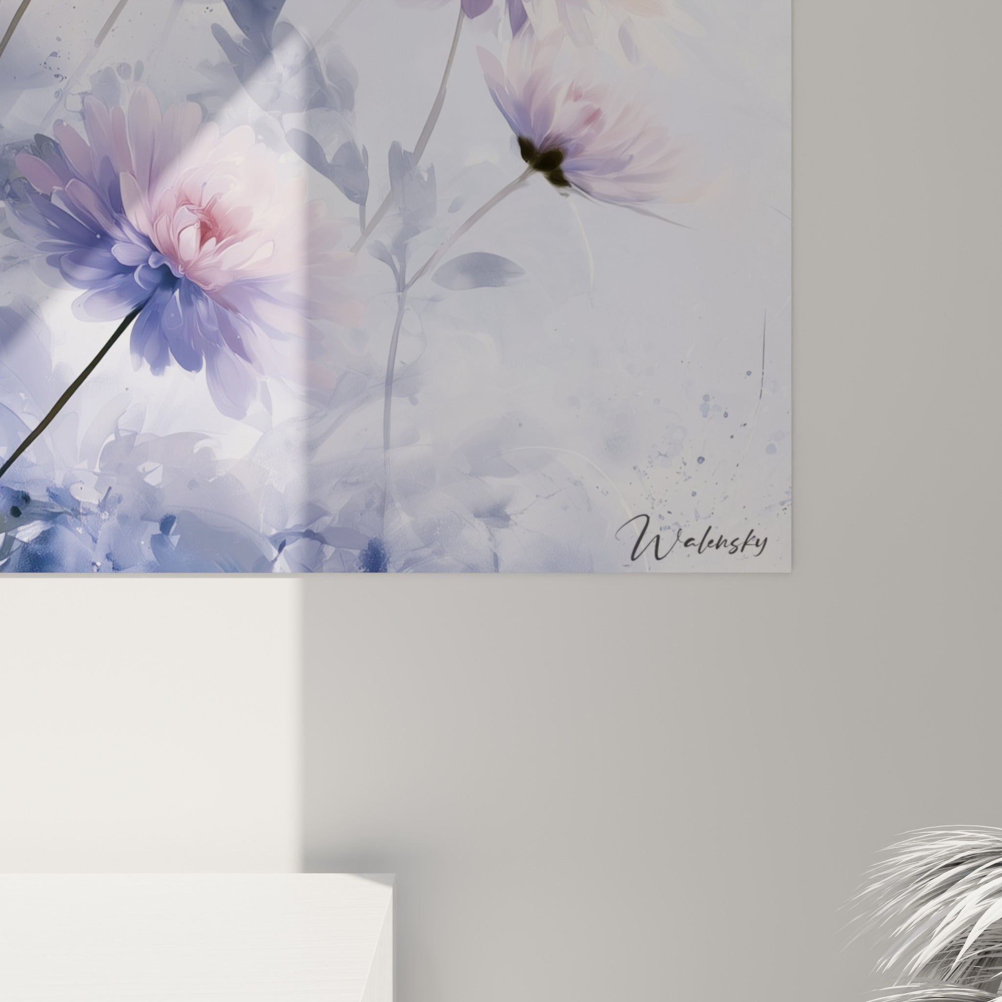 Pétales de chrysanthème en gros plan révélant les nuances rose et bleu indigo, texture aquarelle fondue
