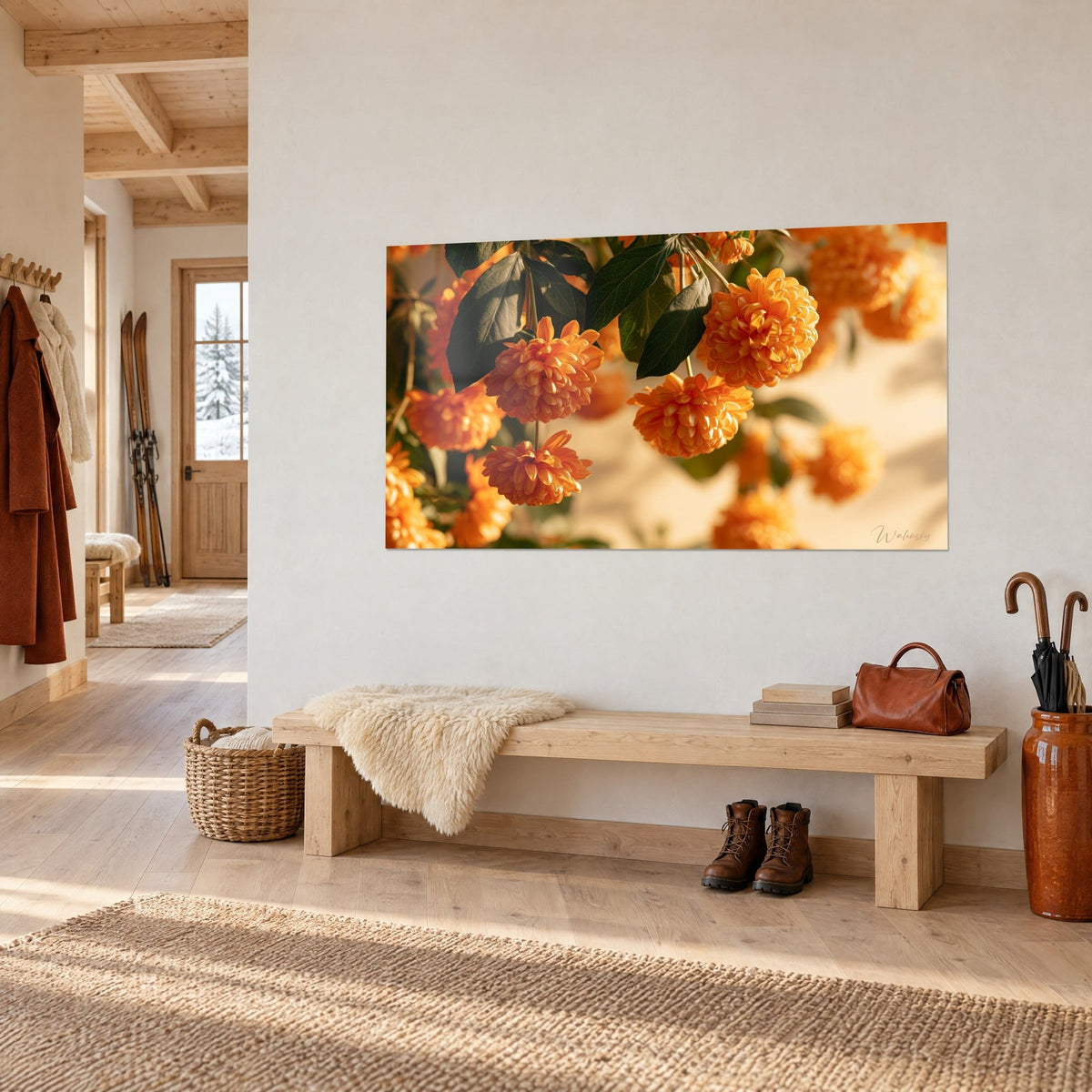 Tableau pompons d'automne ambre et feuillage vert profond, accroché au mur blanc d'une entrée de chalet, banc en bois