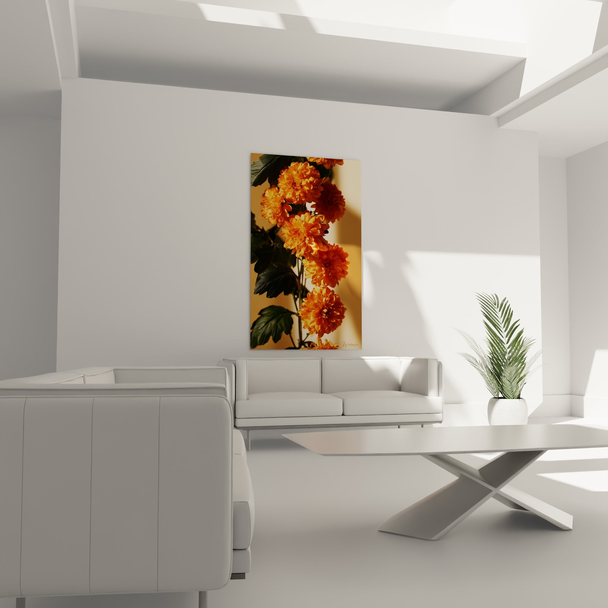 Tige fleurie de chrysanthème orange et ocre disposée au-dessus d'un canapé dans un salon lumineux