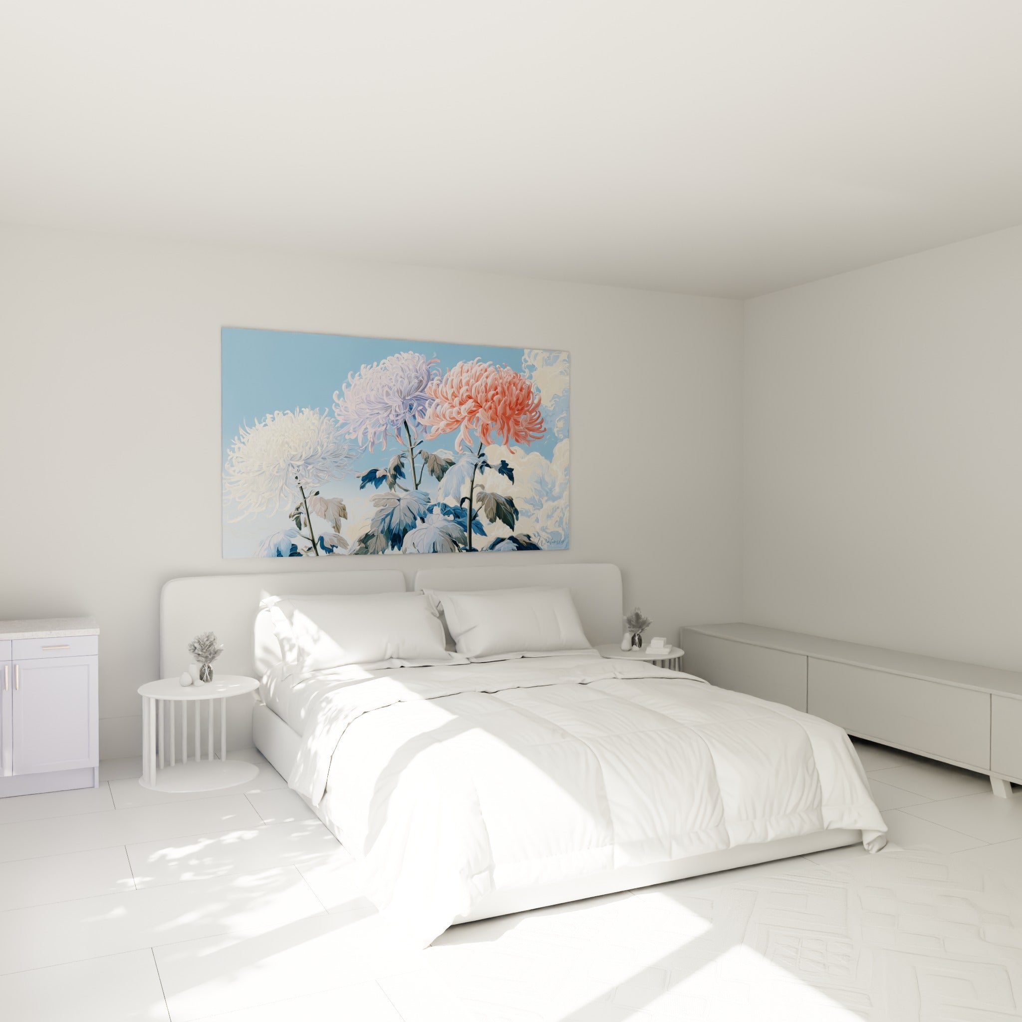 Fleurs de chrysanthème mauve et rose corail au-dessus d'un lit dans une chambre claire