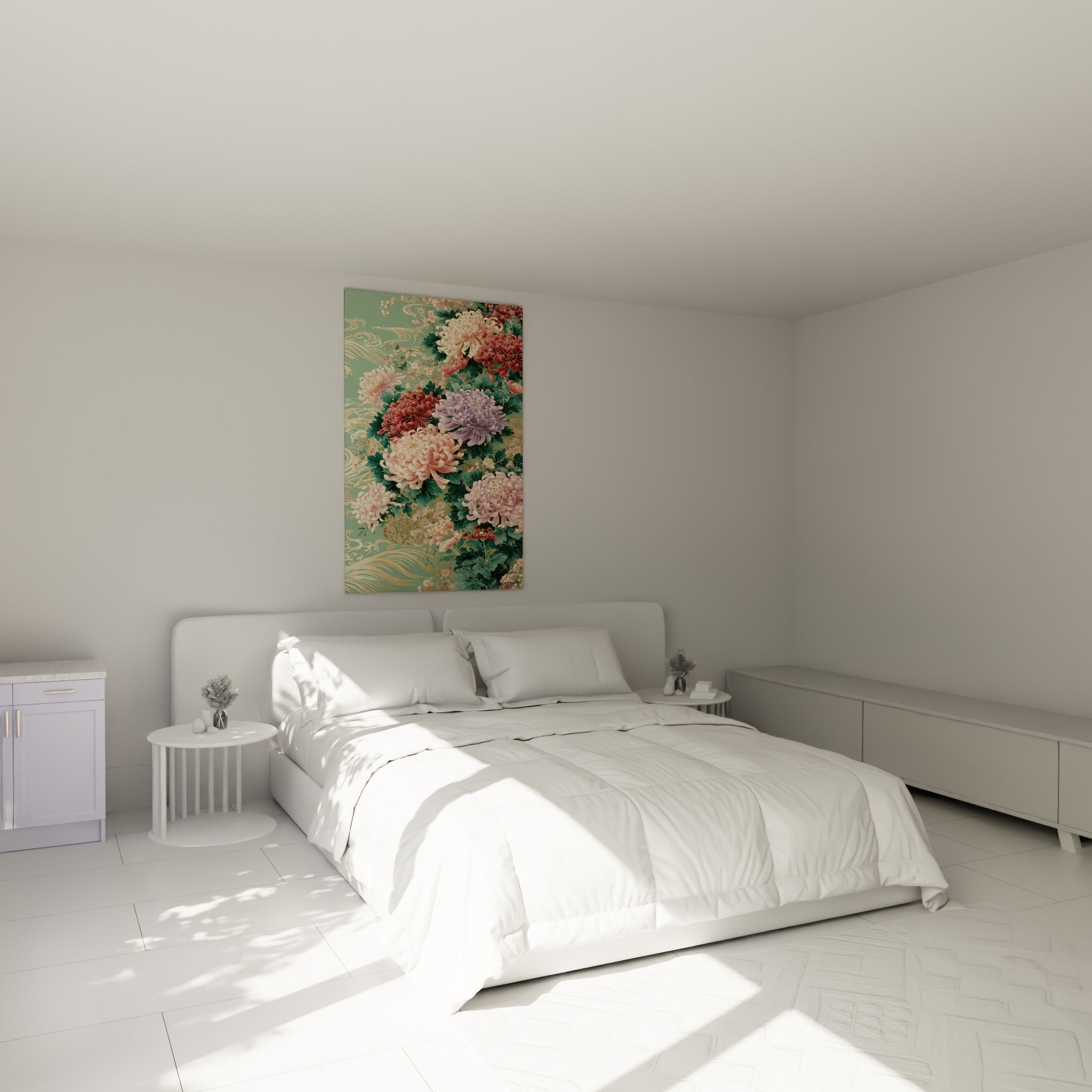 Bouquet de chrysanthèmes lilas et bordeaux au-dessus d'un lit dans une chambre claire