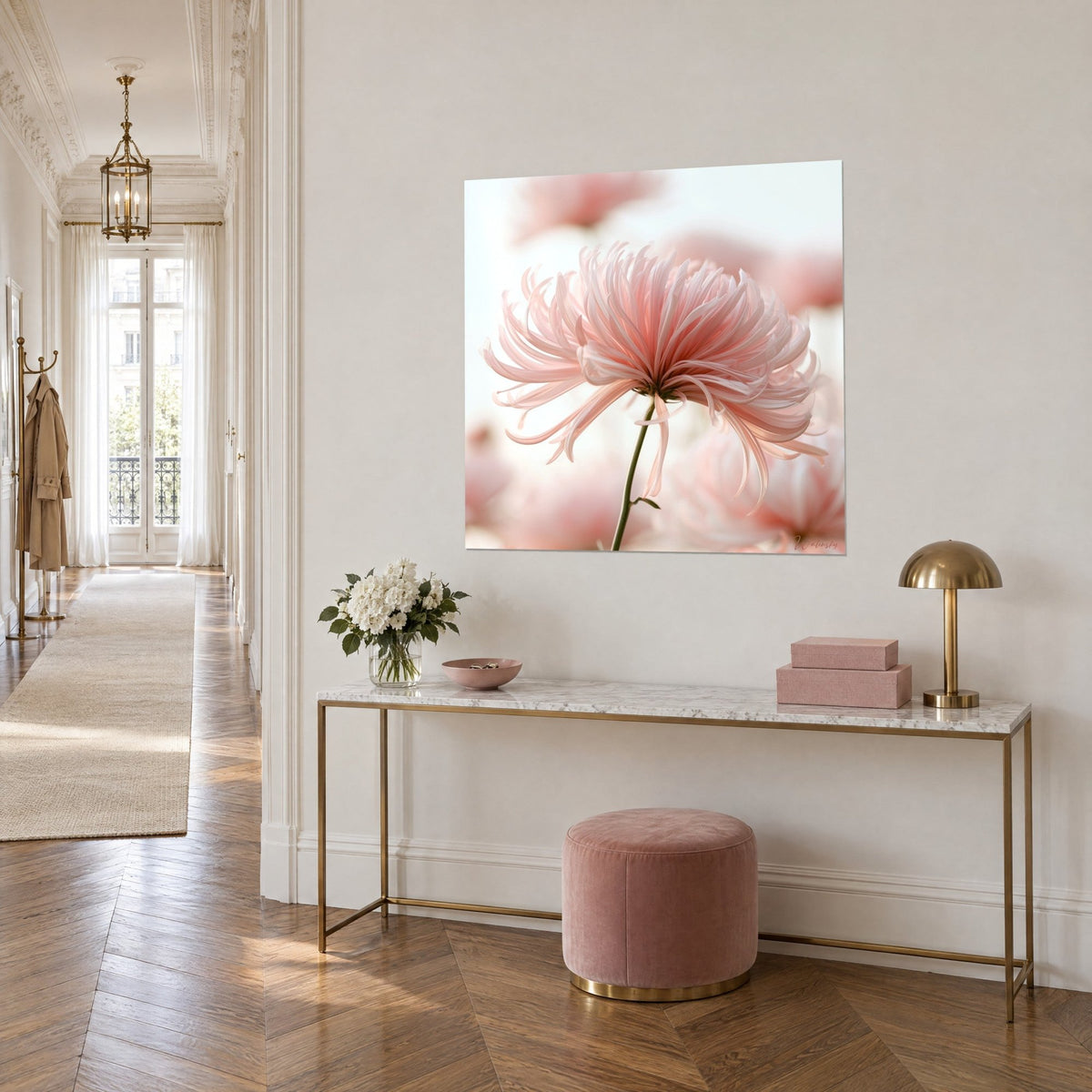 Quadro fiore rosa pallido a pompon delicato, stelo verde ricurvo, appeso sopra una consolle dorata in un corridoio in stile haussmanniano