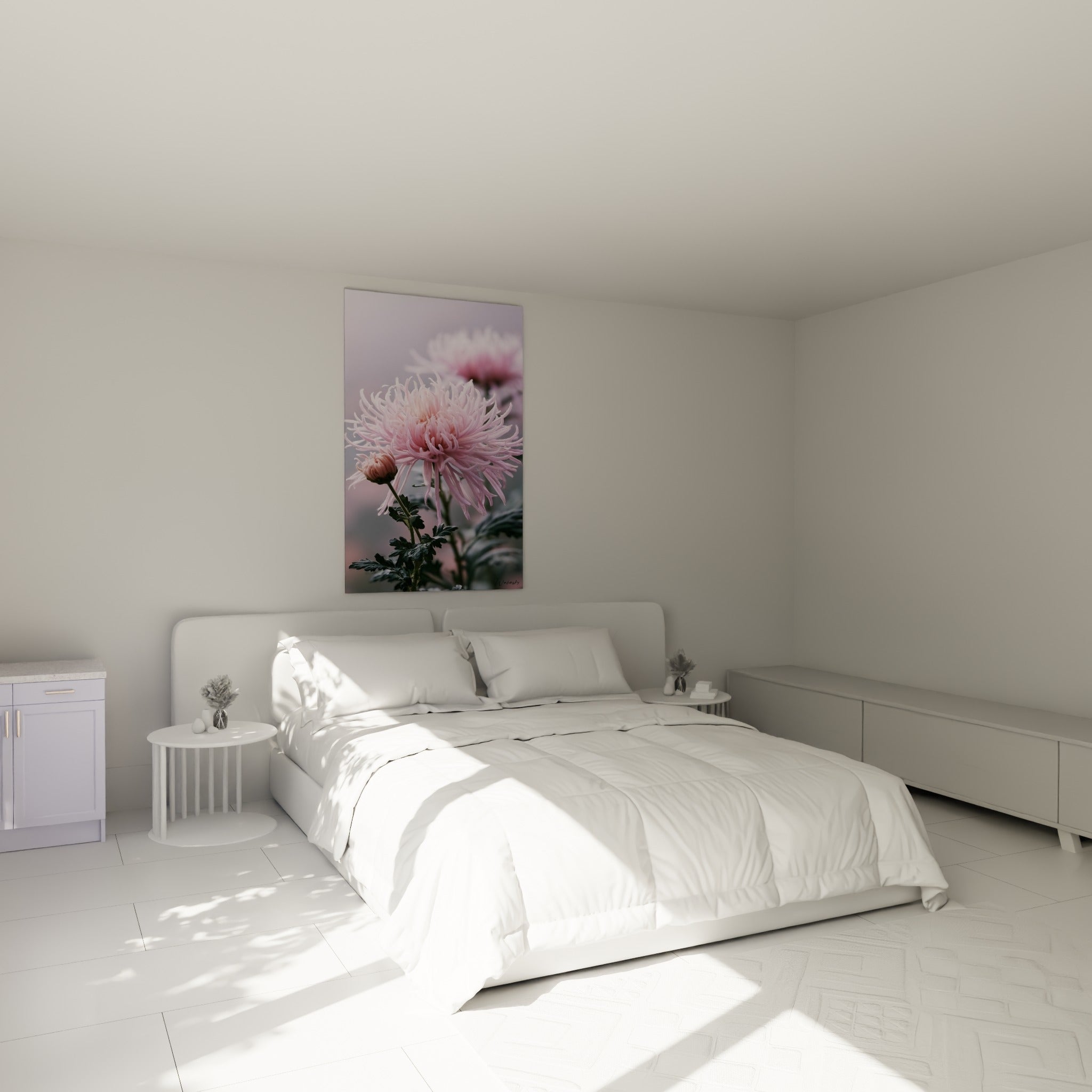 Chrysanthème rose et vert sauge aux pétales incurvés, au-dessus d'un lit dans une chambre claire