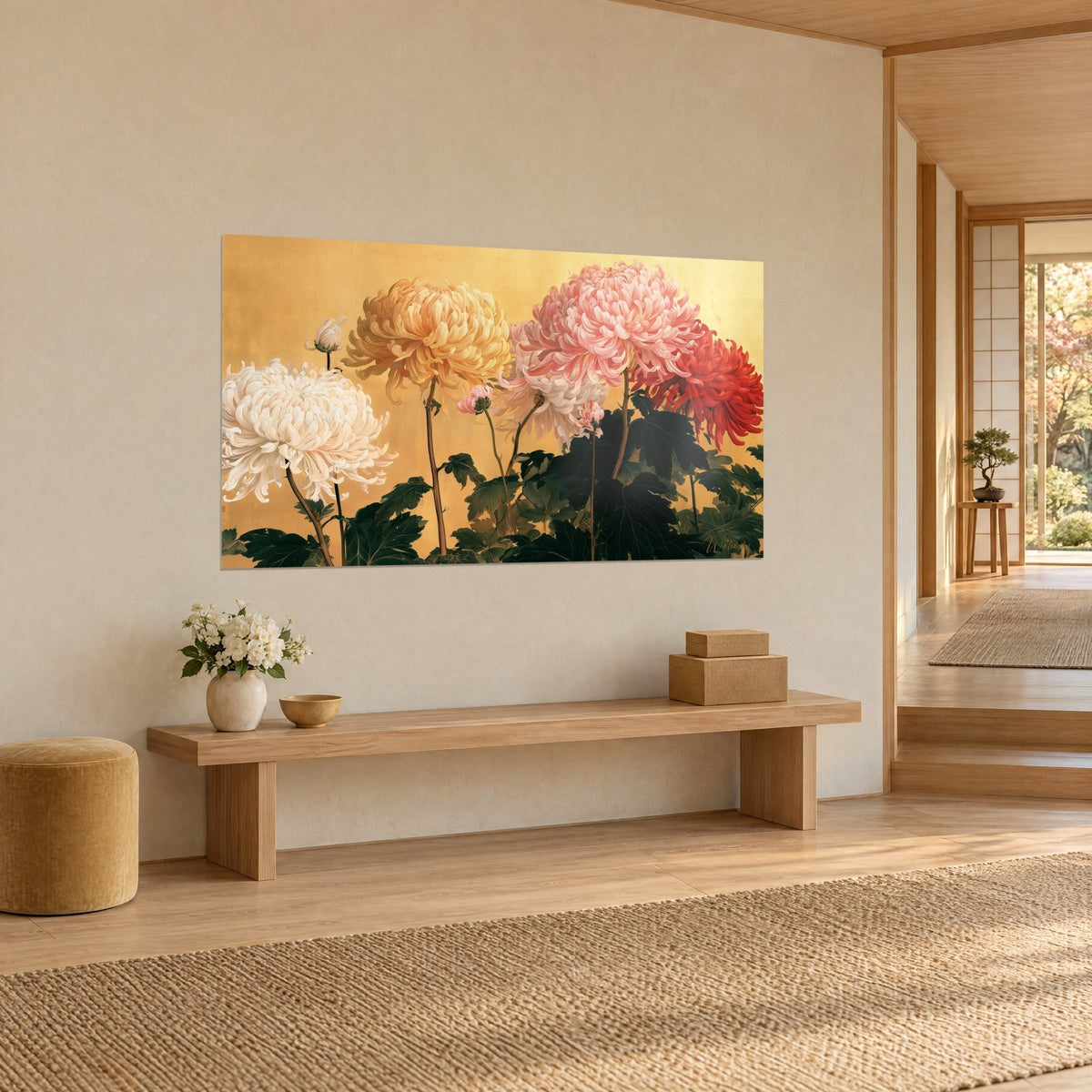 Tableau quatre fleurs pompons en rangée, blanc crème, jaune miel, rose tendre et rouge vif sur or, mur beige d'un couloir japandi