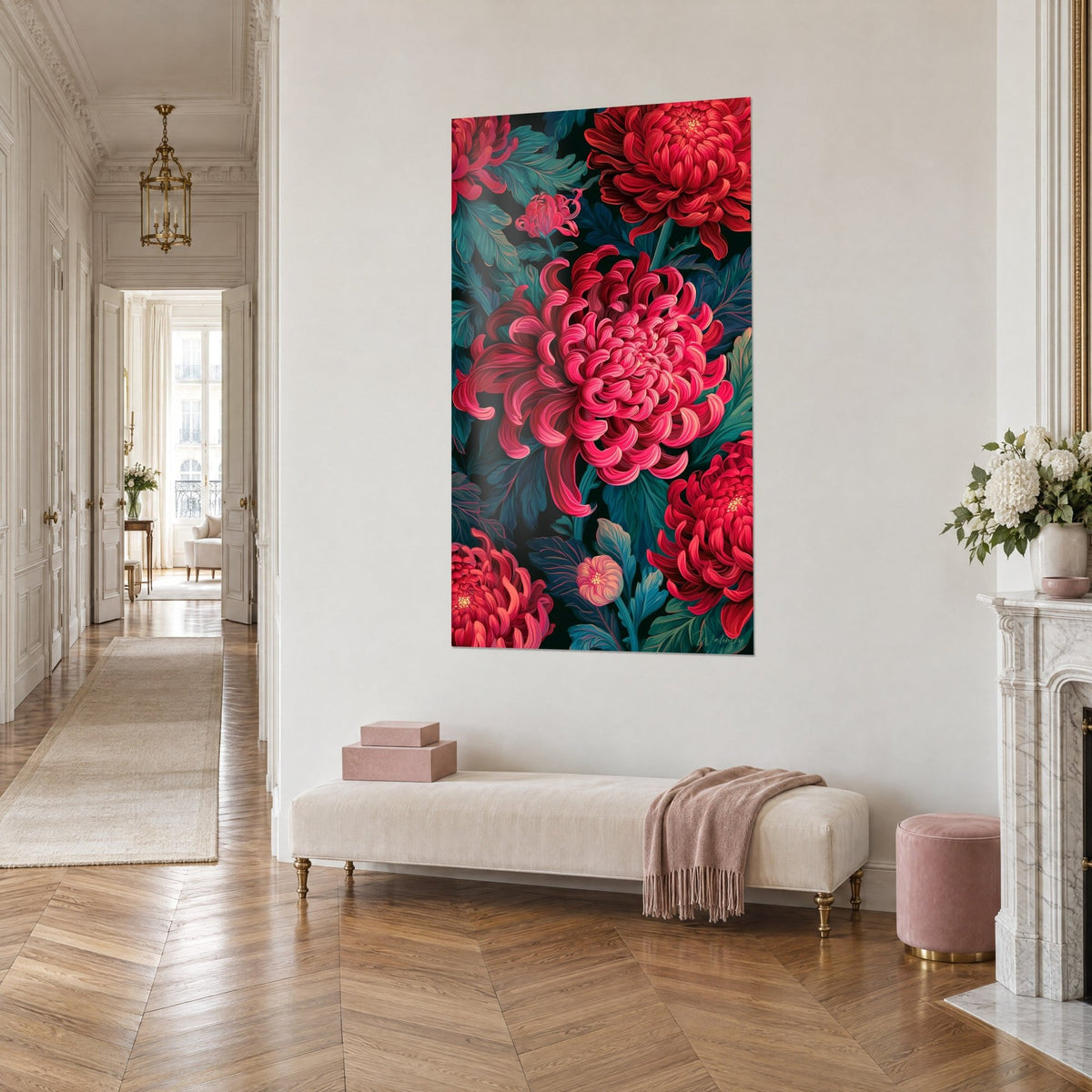 Tableau floraison luxuriante de pivoines pourpres sur fond noir et feuilles bleu-vert, accroché près d'un banc crème, vue de trois-quarts