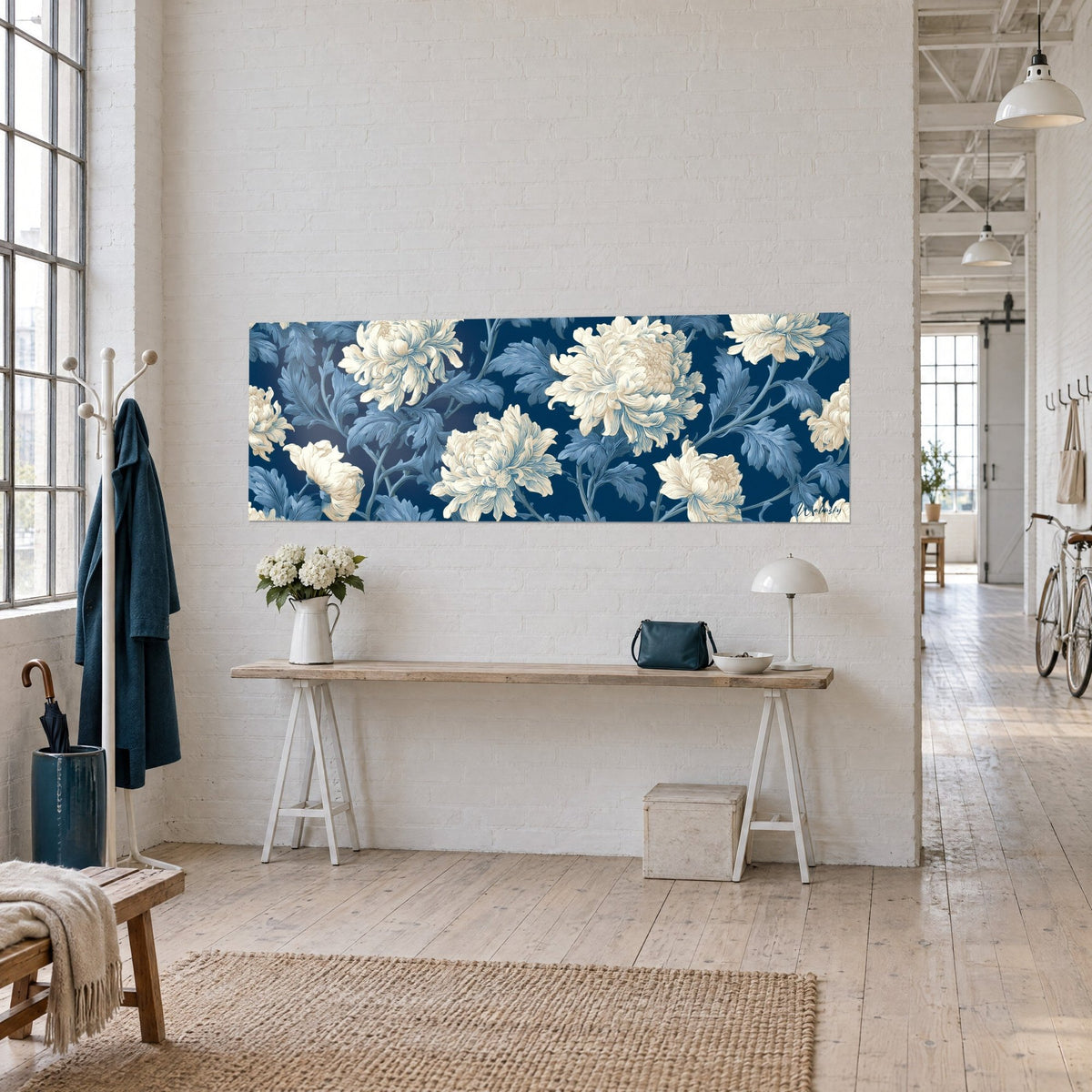 Tableau panorama floral aux pivoines crème et feuilles bleu acier, accroché au-dessus d'une console en bois dans un loft clair