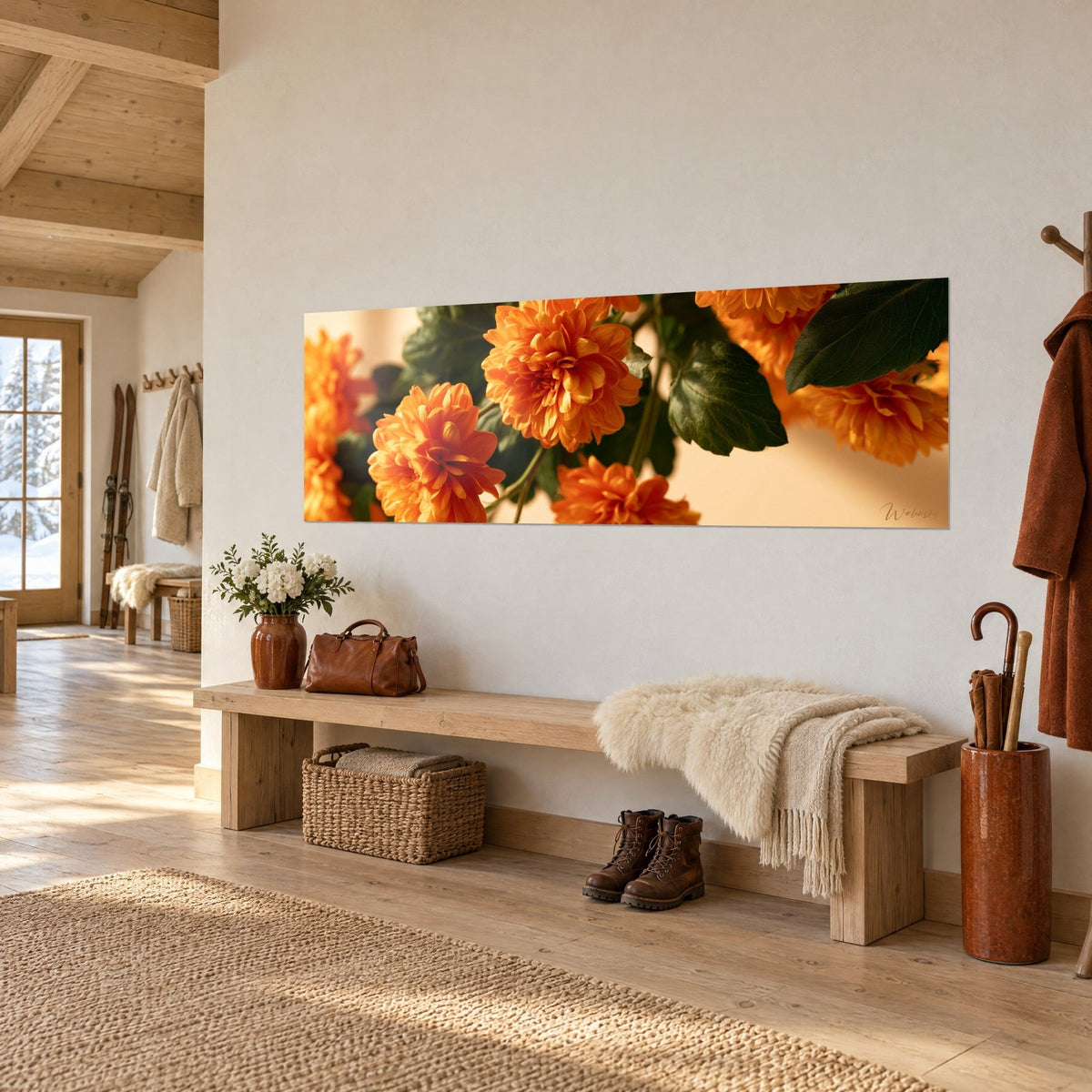 Cuadro de ramo de dalias color azafrán y follaje esmeralda, fondo albaricoque suave, en la pared de una entrada de madera clara