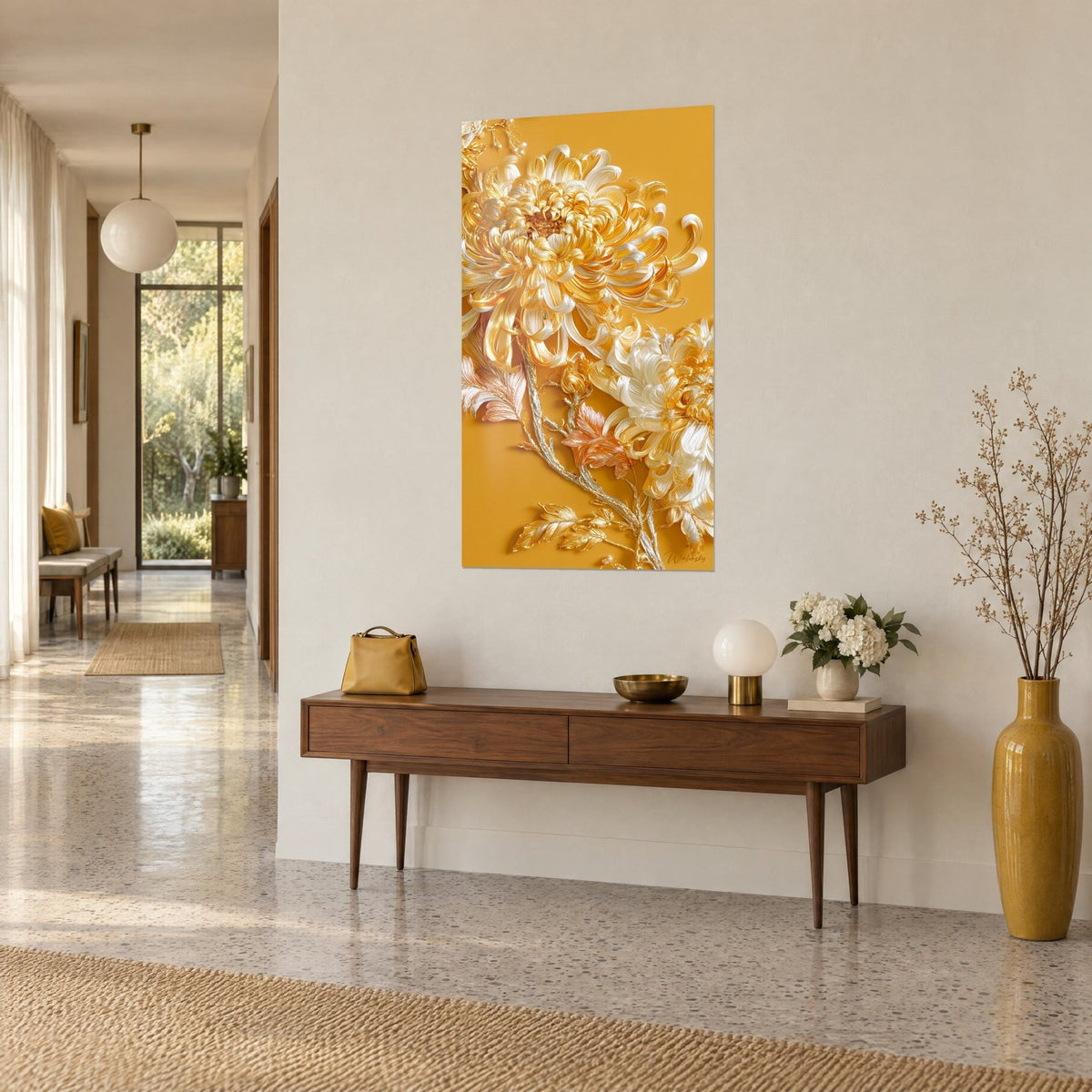Tableau fleurs d'or et d'ivoire aux pétales torsadés, rameau argenté sur fond ocre, console en bois et vase jaune, vue de trois-quarts