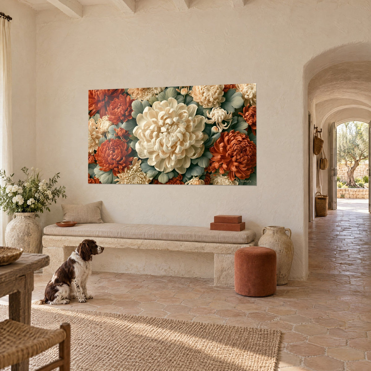 Tableau bouquet compact de fleurs crème et terracotta sur feuillage vert sauge, dans un couloir voûté du mas provençal