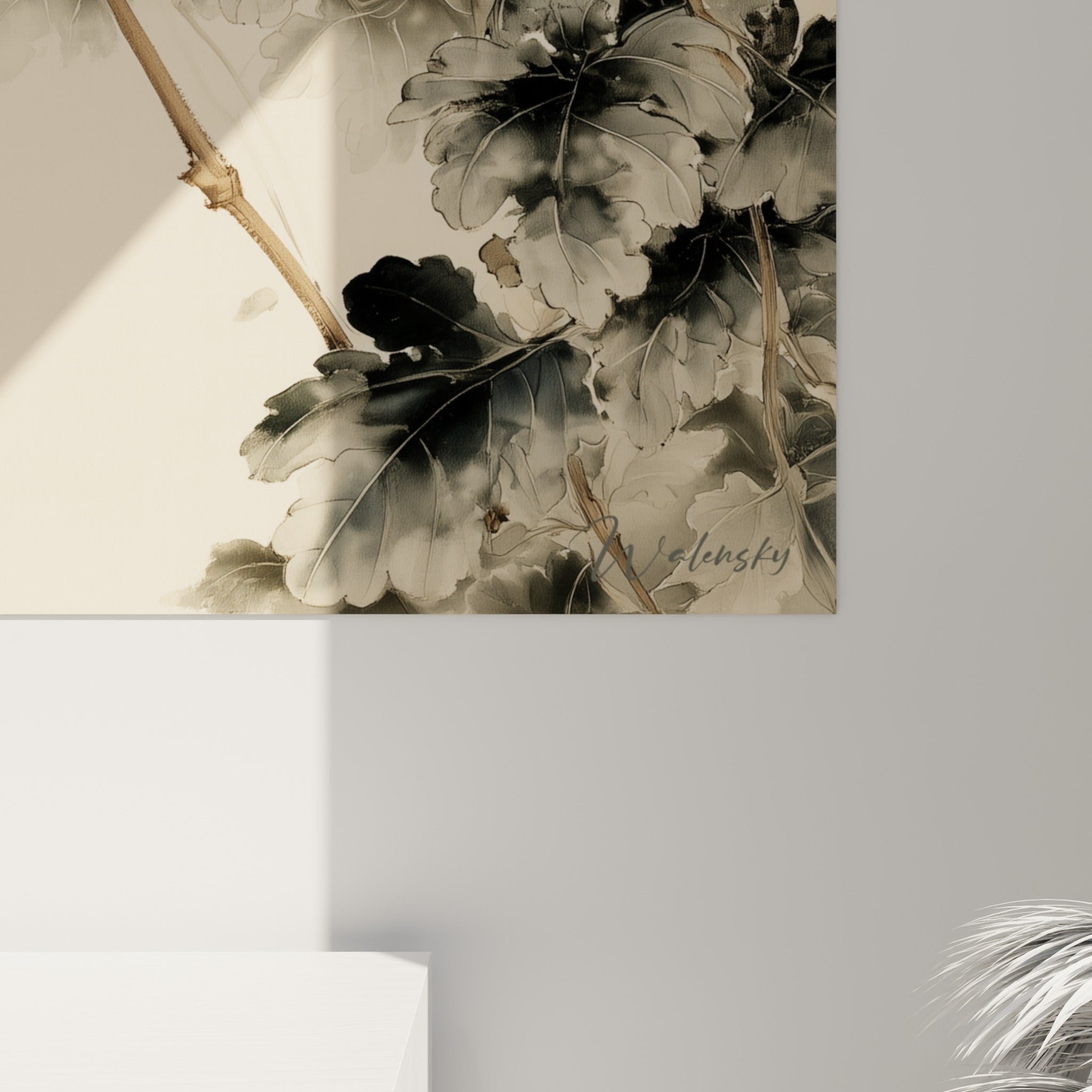 Pétales de chrysanthème corail et blanc révélant la texture aquarelle et les feuilles anthracite en gros plan