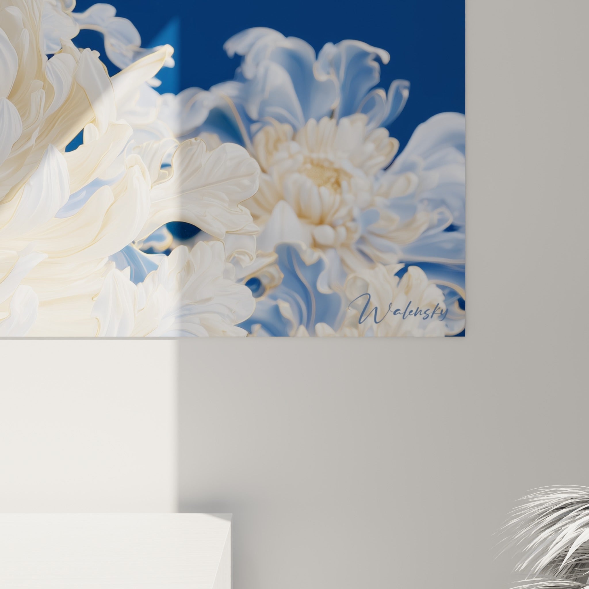 Pétales nacrés ivoire et reflets bleutés du chrysanthème, texture satinée visible en gros plan sur la toile