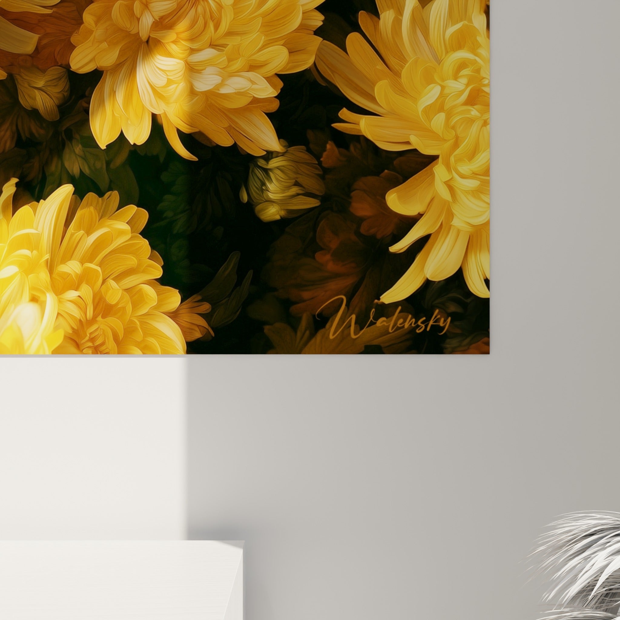 Pétales de chrysanthème jaune paille et ambre en gros plan, texture picturale et nuances brunes qui se mêlent