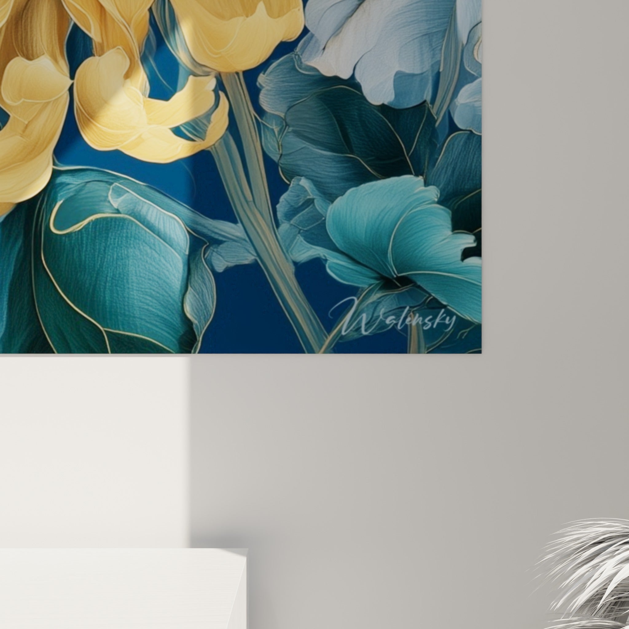 Grain fin des pétales dorés et striures bleu pastel du chrysanthème vues de près sur la toile