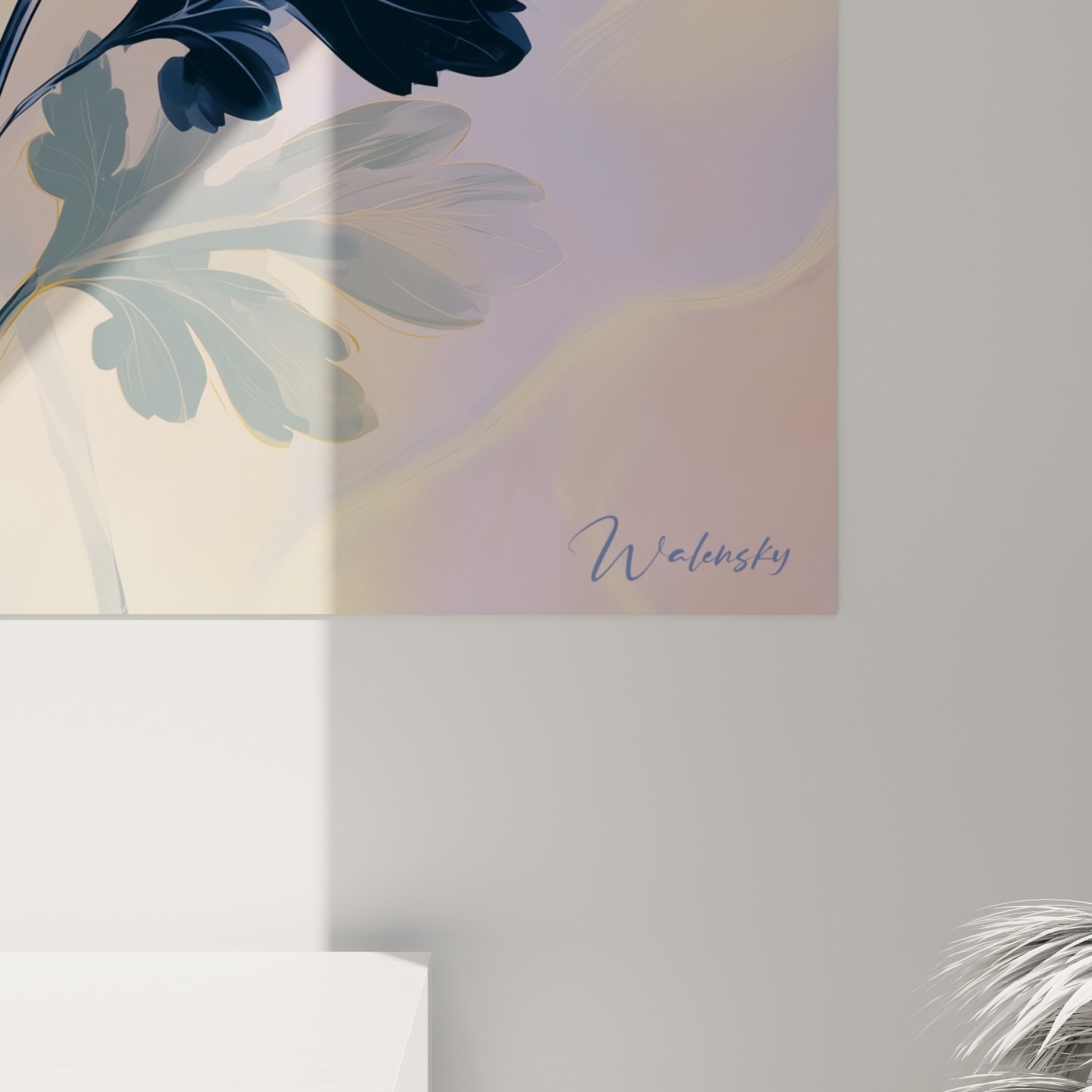 Pétales dorés effilés et feuillage bleu marine texturé, coulures pastel visibles de près sur la toile