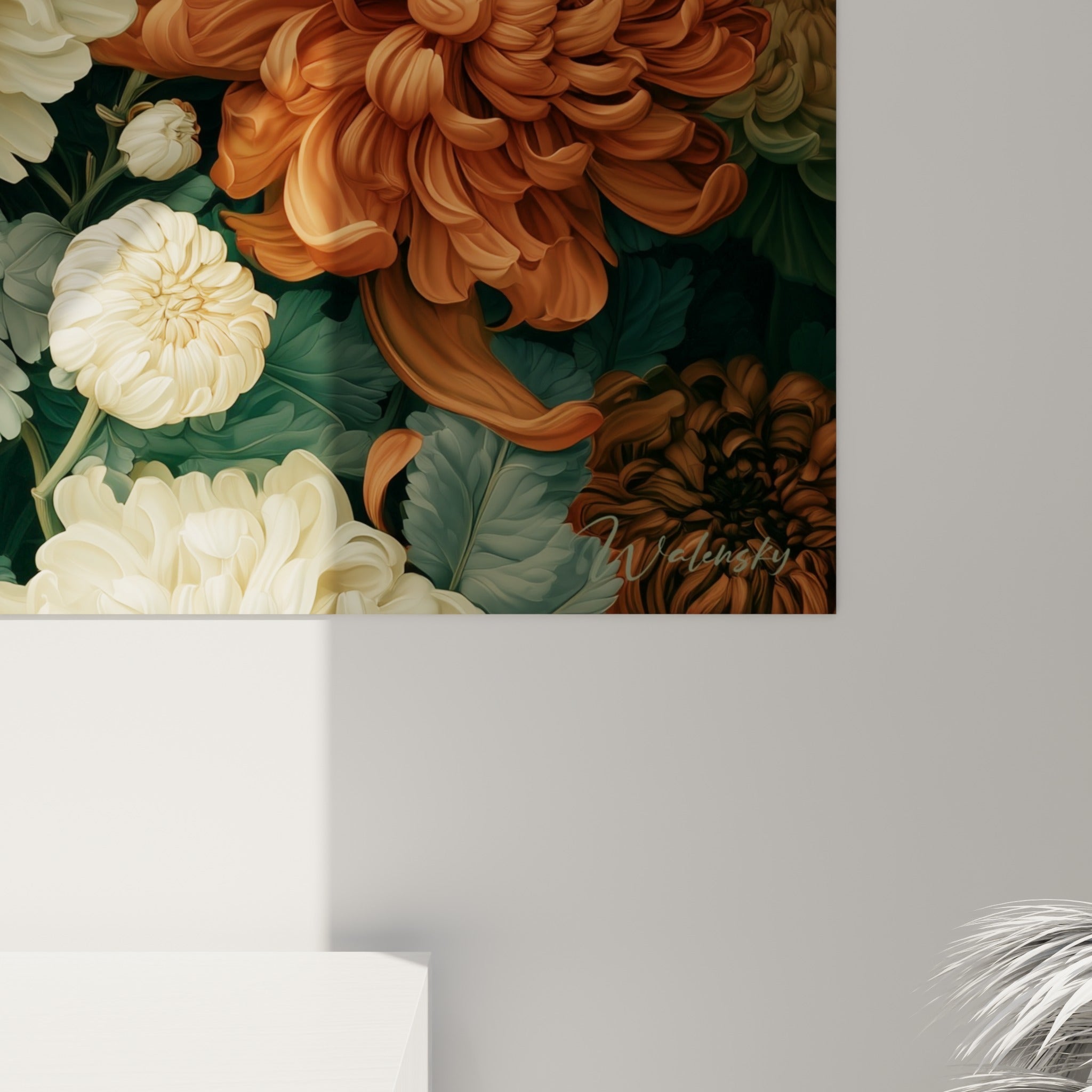 Pétales de chrysanthème ivoire aux détails texturés révélant le grain et les nuances terracotta de la toile