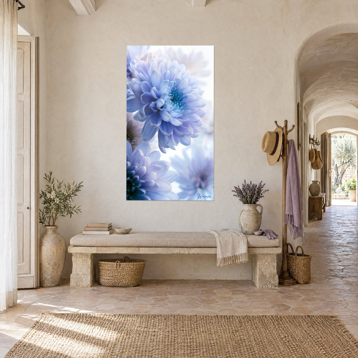 Cuadro flor con pétalos vaporosos azul periwinkle y lila sobre fondo blanco, vista de tres cuartos, pasillo abovedado del mas provenzal