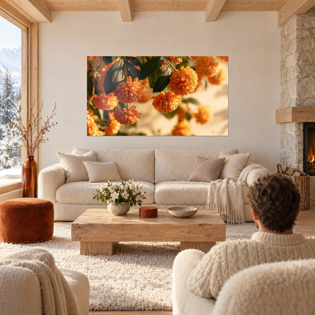 Tableau chrysanthèmes orange en grappes pendantes, feuilles vert sombre, lumière dorée, au-dessus d'un canapé dans un salon lumineux