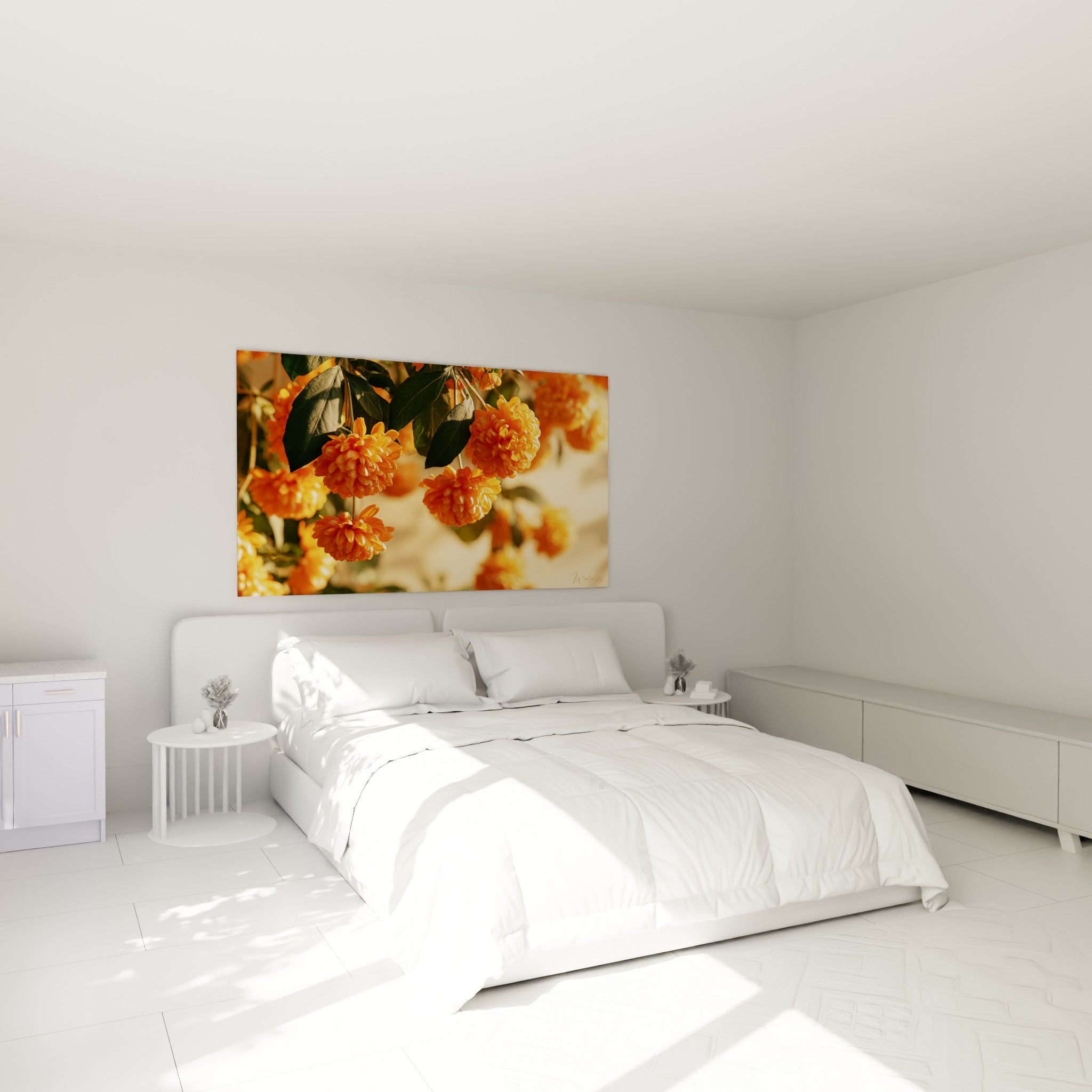 Grappes de chrysanthèmes orange et vert olive au-dessus d'un lit dans une chambre claire