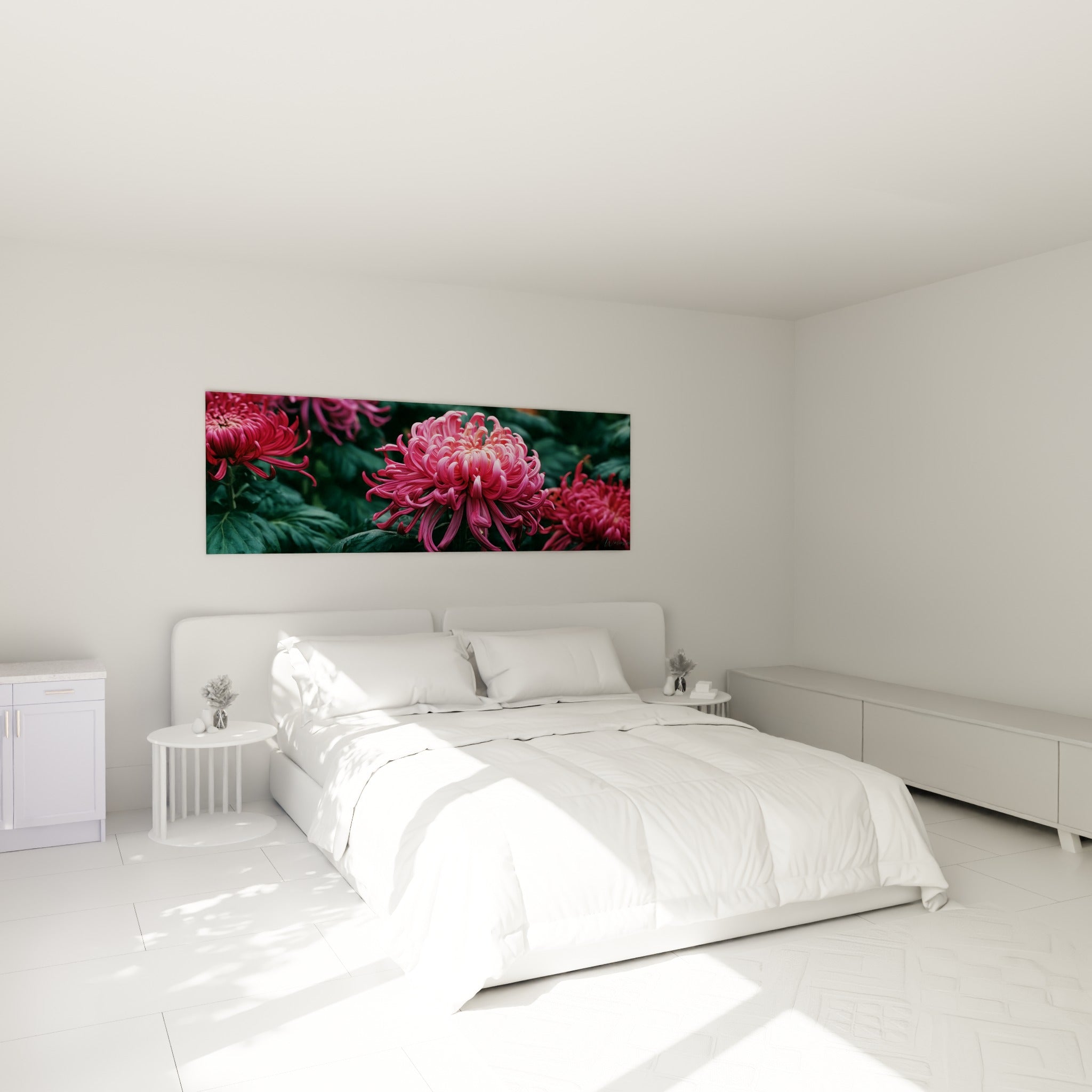 Chrysanthème rose vif et vert sombre, pétales sinueux, au-dessus d'un lit dans une chambre claire