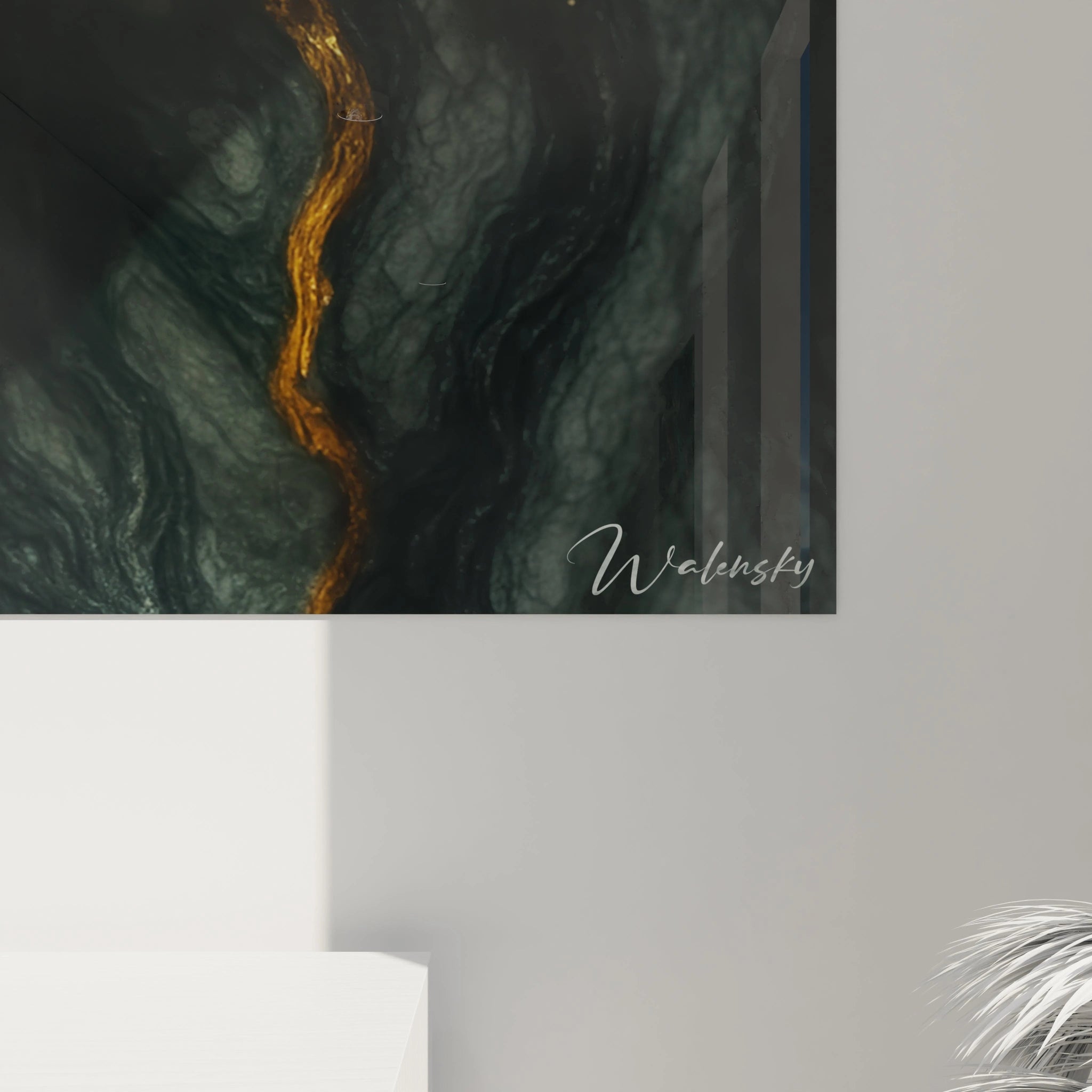 Un tableau statue monochrome figurant un visage aux traits classiques sculpté dans une matière minérale grise. La composition dramatique est accentuée par le contraste entre la texture mate de la pierre et l'élément doré fluide qui descend de l'œil fermé sur la surface veinée.
