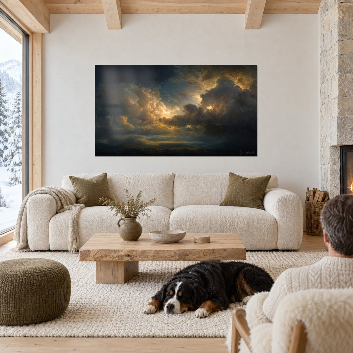 Gemälde Gewitterhimmel mit ockerfarbenen und goldenen Cumuluswolken, feine Blitze auf nachtblauem Grund, schwarzer Hund liegend, über einem Sofa in einem hellen Wohnzimmer