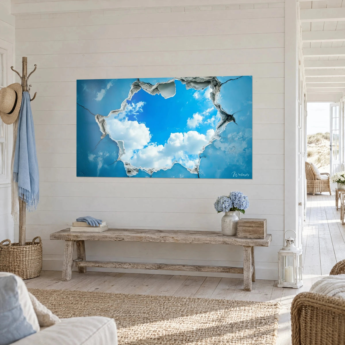 Gemälde Unregelmäßige Bruchstelle in einer blauen Wand, kobaltblauer Himmel und weiße Schäfchenwolken, über einer Bank aus hellem Holz, Haus am Meer