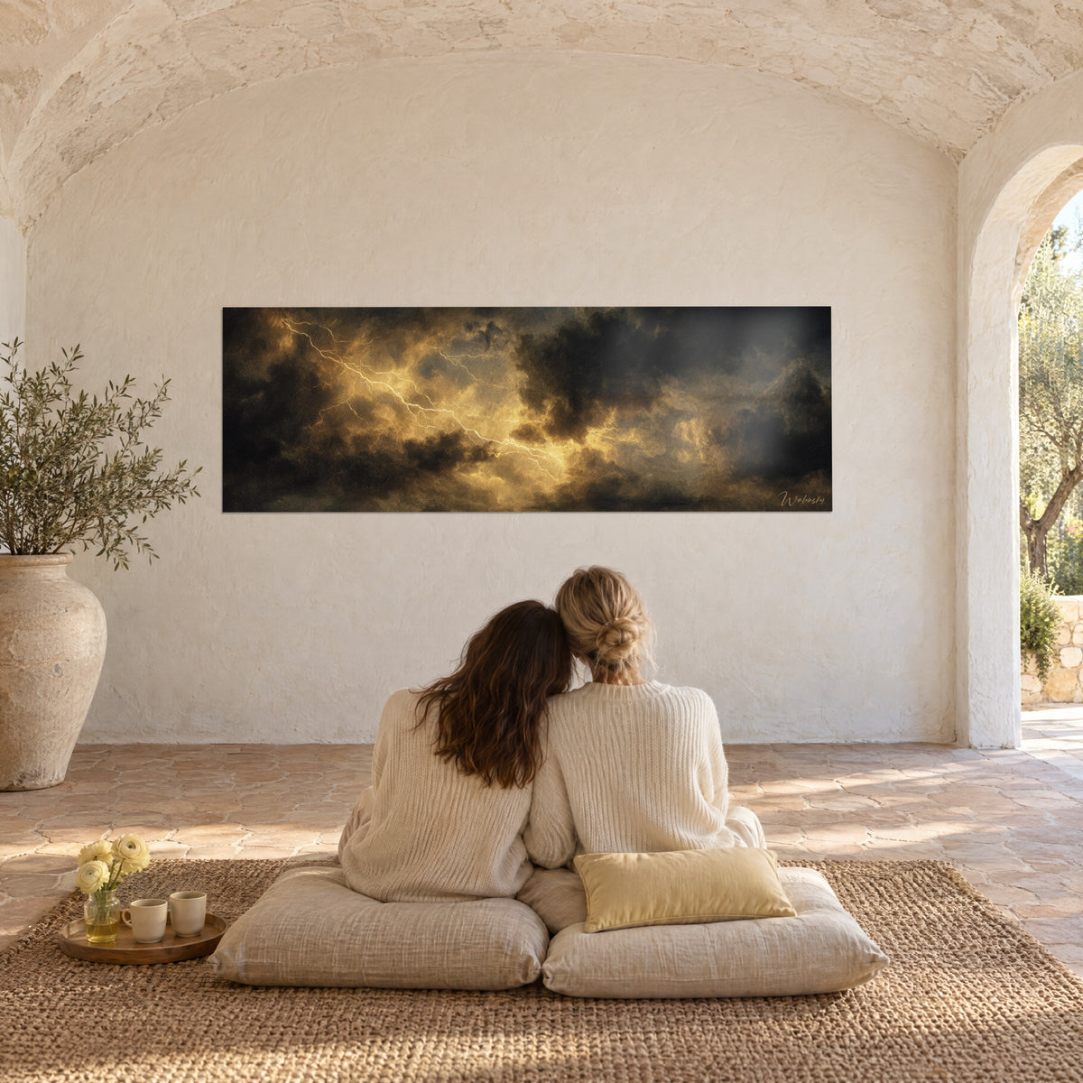 Gemälde Donner und bernsteinfarbenes Leuchten an einem schwarzen Himmel, zwei Frauen von hinten auf beigen Kissen sitzend, zur Wand gewandt