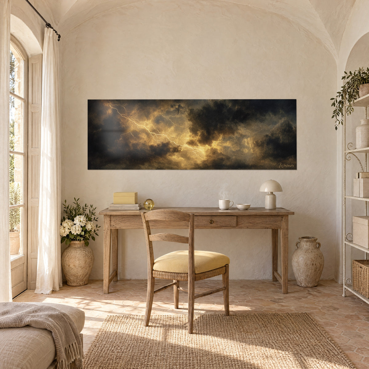 Gemälde anthrazitfarbene Gewitterwolken und honiggelbe Blitze, über einem Schreibtisch aus hellem Holz, Stuhl mit gelbem Kissen
