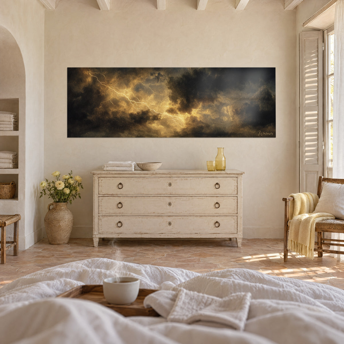 Gemälde Gewitterhimmel mit kohlschwarzen Wolken, durchzogen von goldenen Blitzen, über einem Bett in einem hellen Schlafzimmer