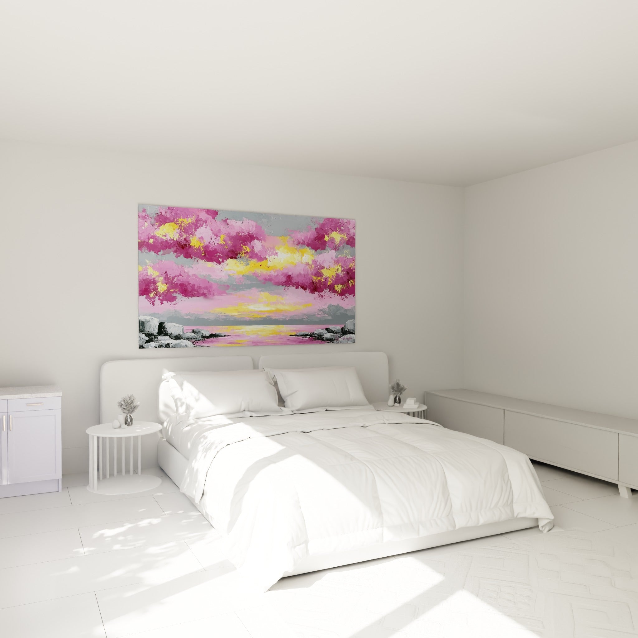 Ciel rose magenta et jaune doré embrasé au-dessus d'un lit dans une chambre claire