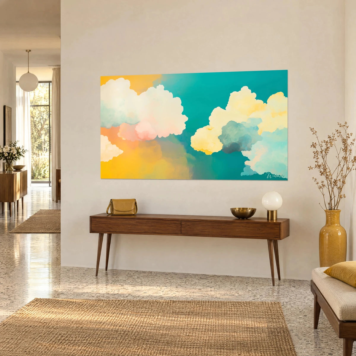Tableau cumulus abstraits crème et corail flottant sur fond sarcelle, vu de trois quarts, sur une console en bois sombre